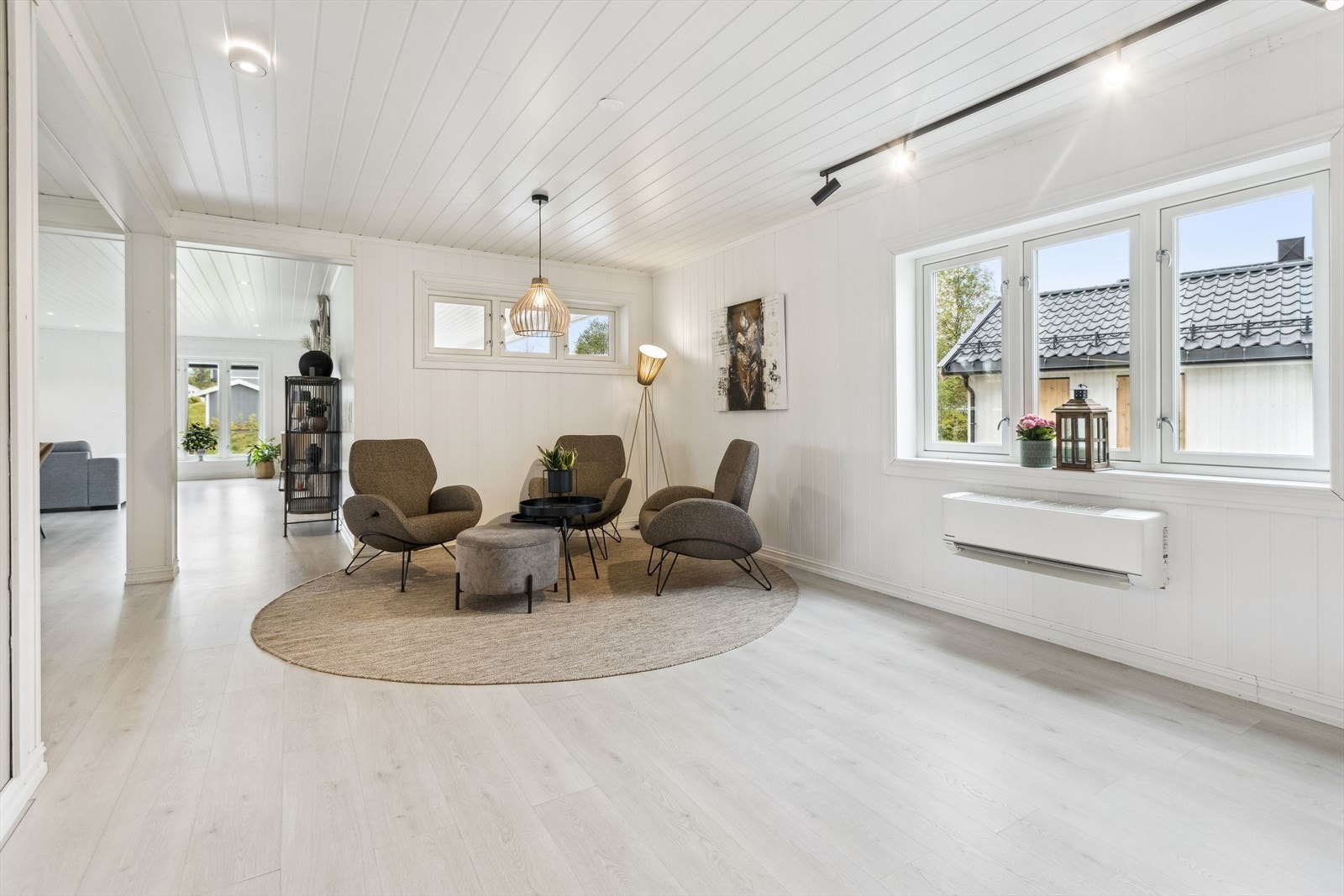 Det er både varmepumpe og vedovn i stuen for jevn og god varme, samt varmekabler i ny stuedel. Galleribilde