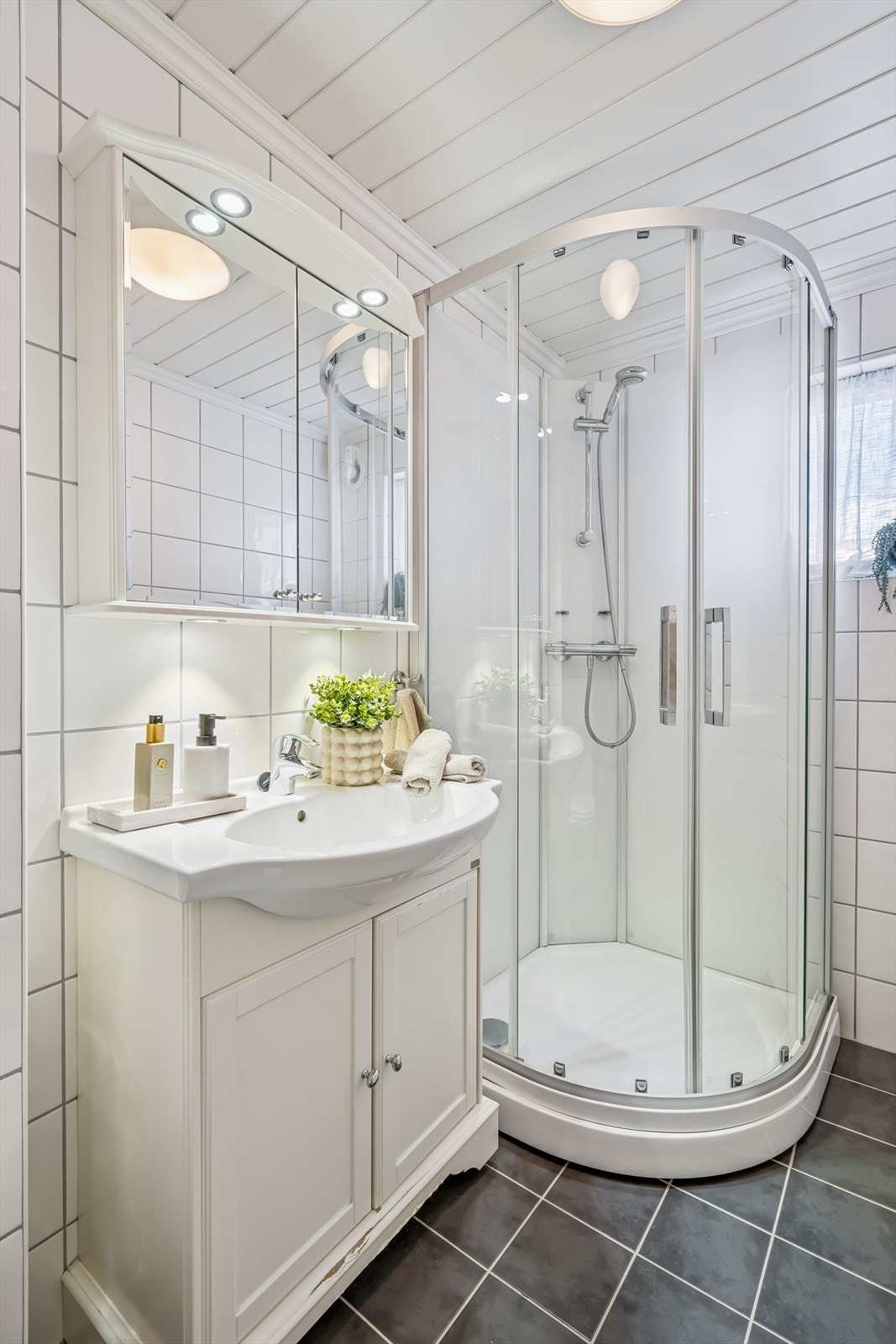 Badet inneholder wc, servant i innredning og dusjkabinett. Det er mulig å sette inn vaskemaskin på badet om ønskelig. Galleribilde