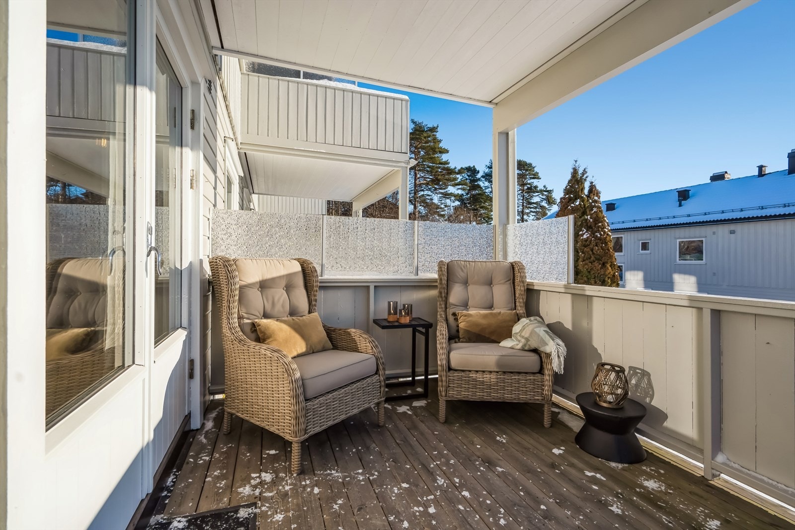 Balkongen er overbygget og har gode solforhold Galleribilde