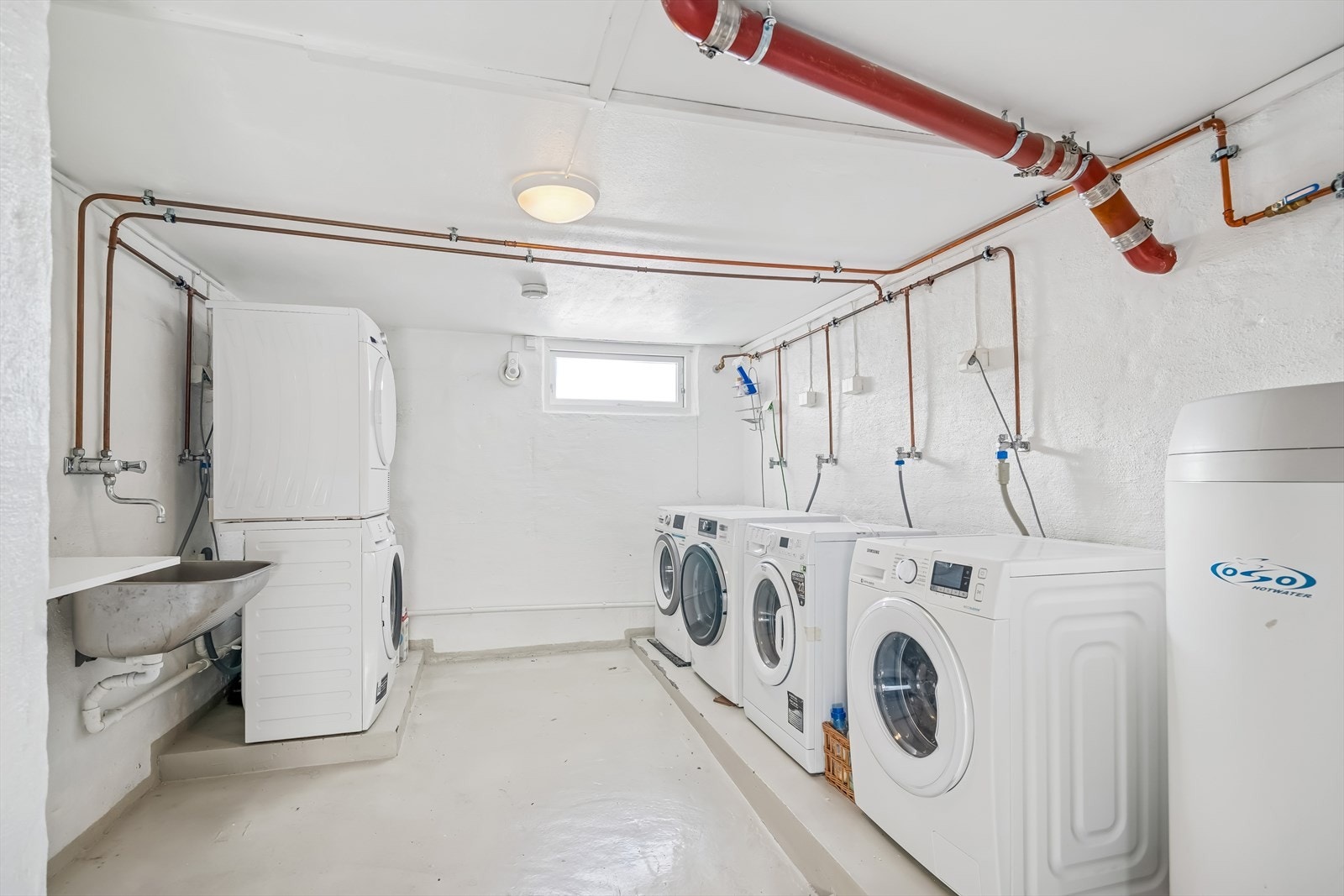 Felles vaskerom i kjeller med eget opplegg til vaskemaskin for hver leilighet. Galleribilde