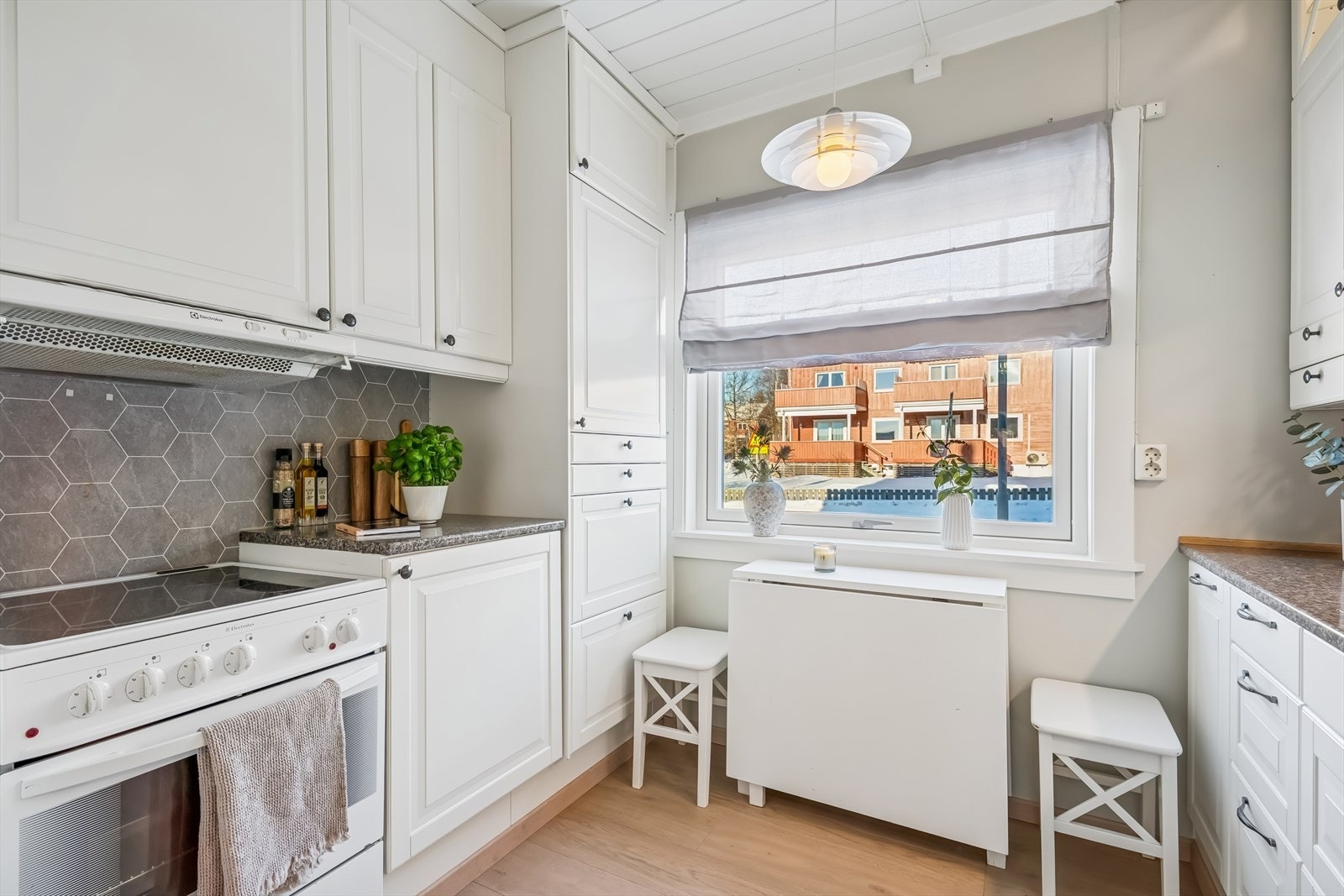 Hyggelig spiseplass foran kjøkkenvinduet Galleribilde