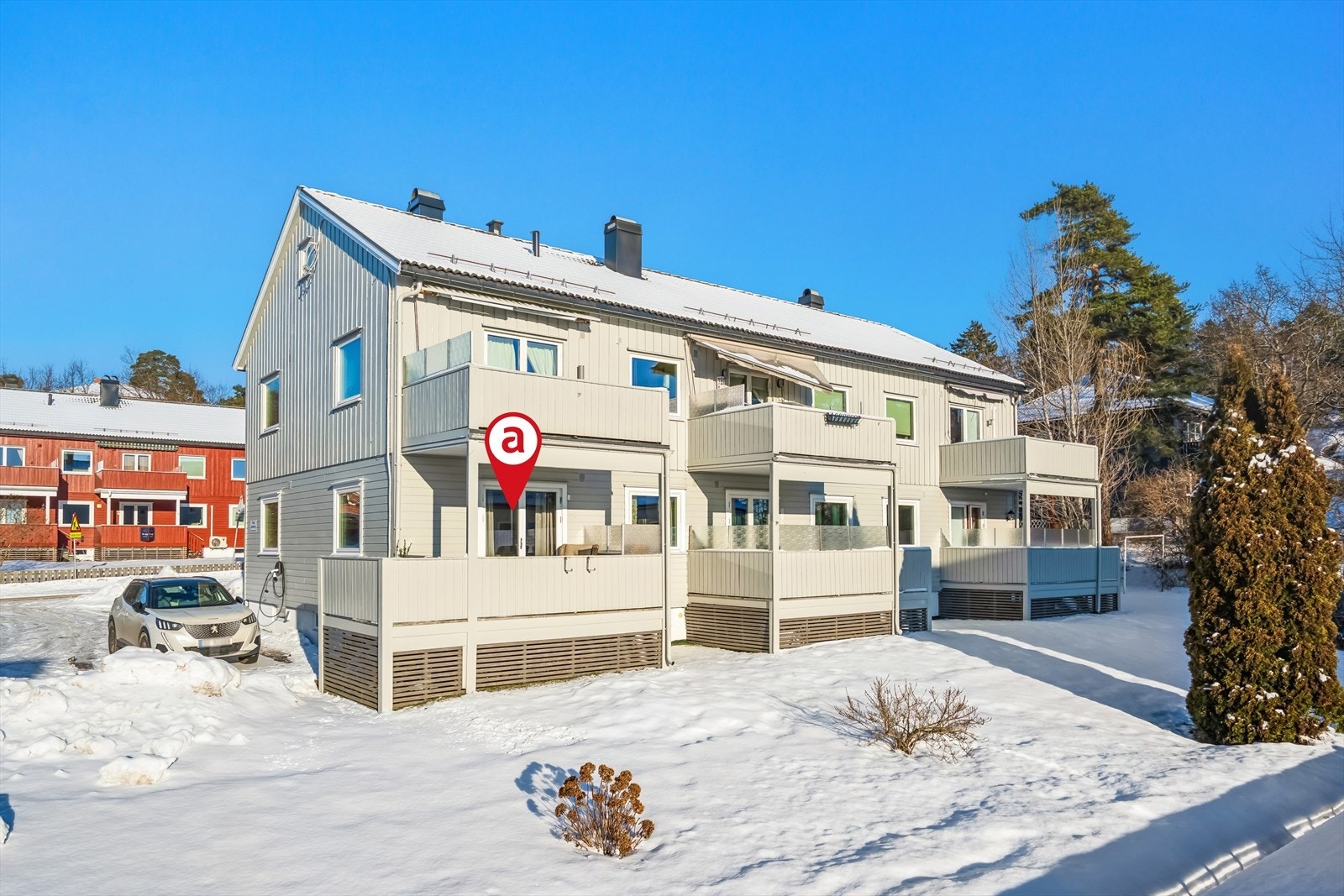 Leiligheten har en fin beliggenhet i bygget på sydvestre hjørne. Gode solforhold og fin utsikt fra balkongen. Galleribilde