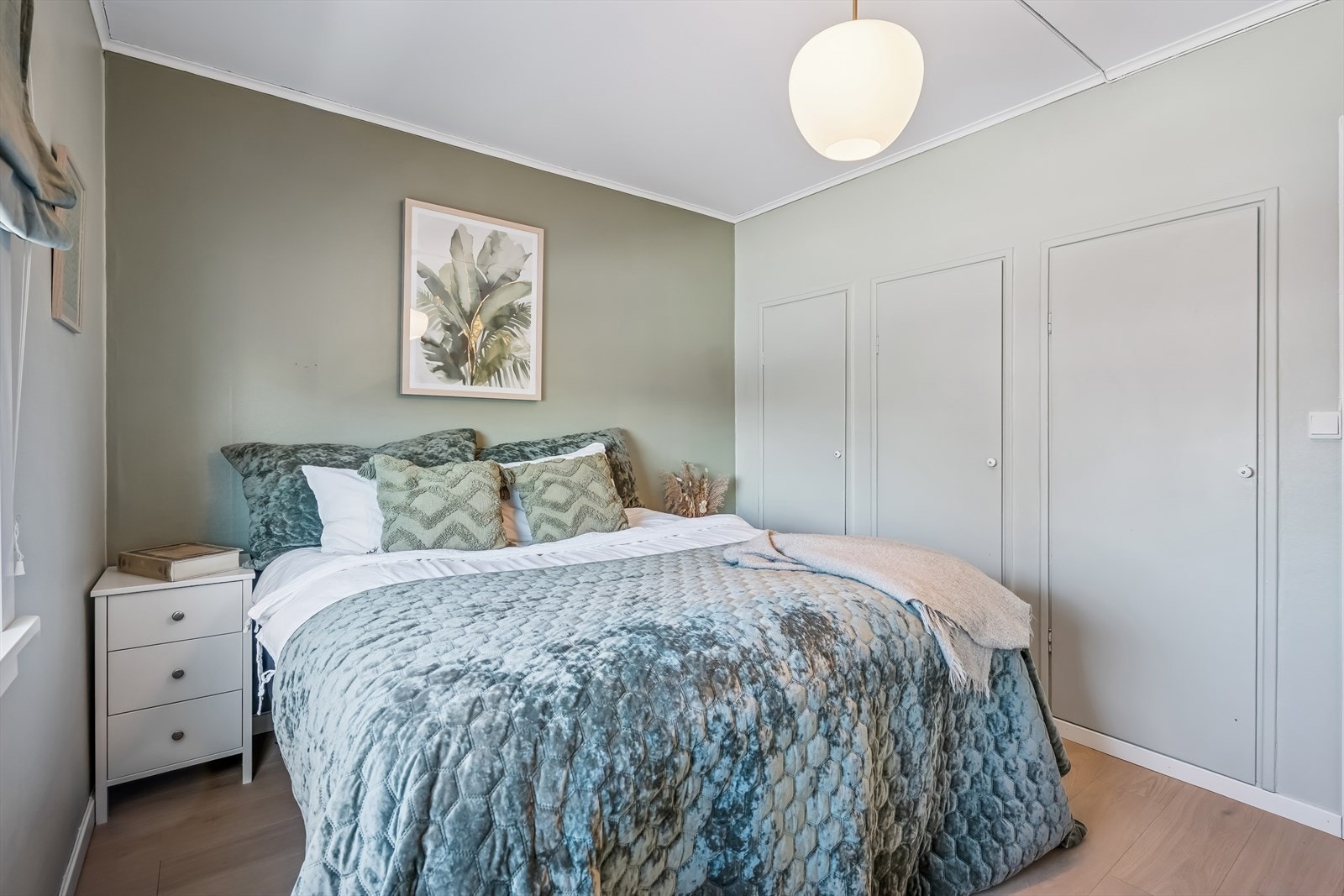 Soverommet har godt med garderobeplass Galleribilde