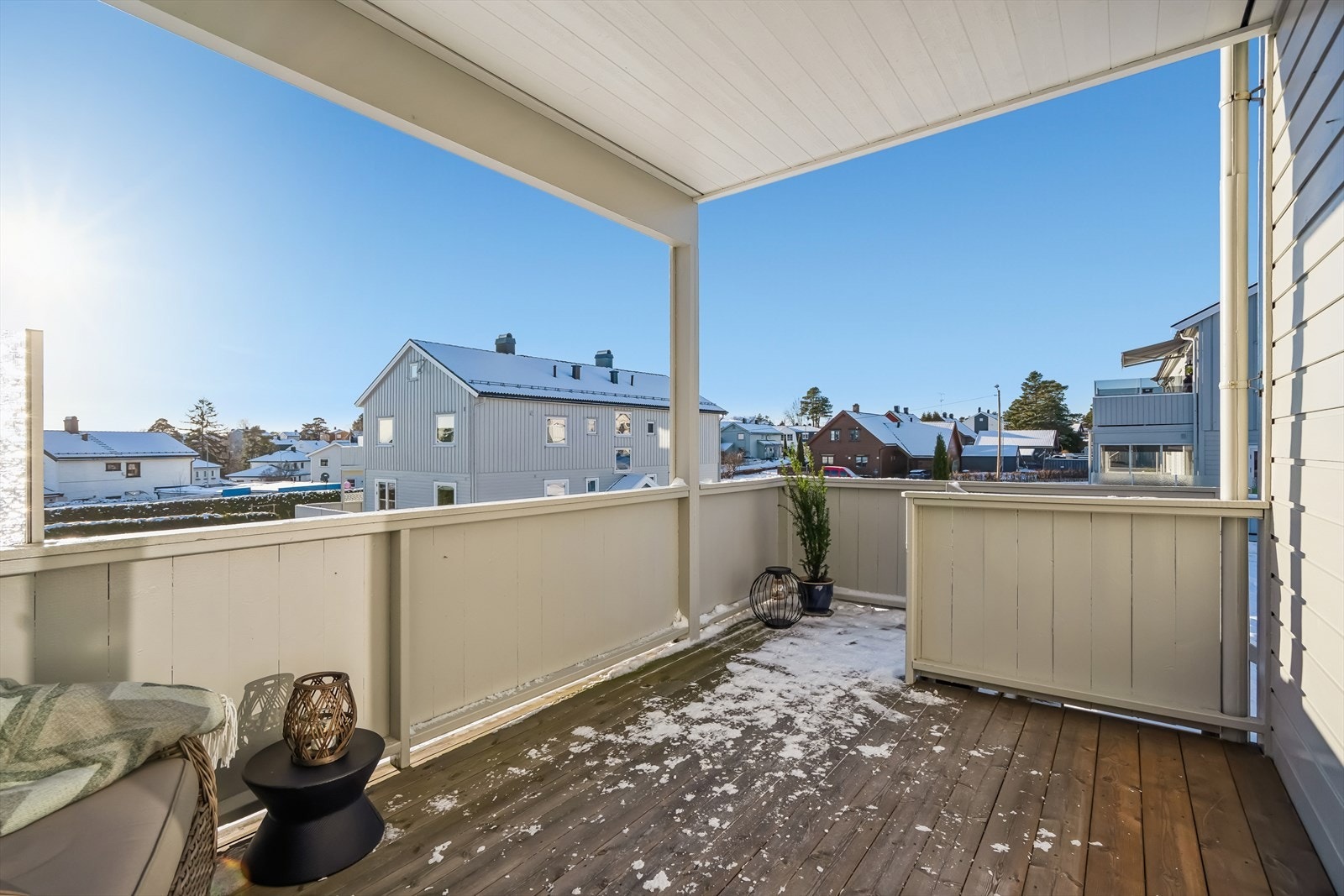 Balkongen ligger sydvestvendt med gode solforhold Galleribilde