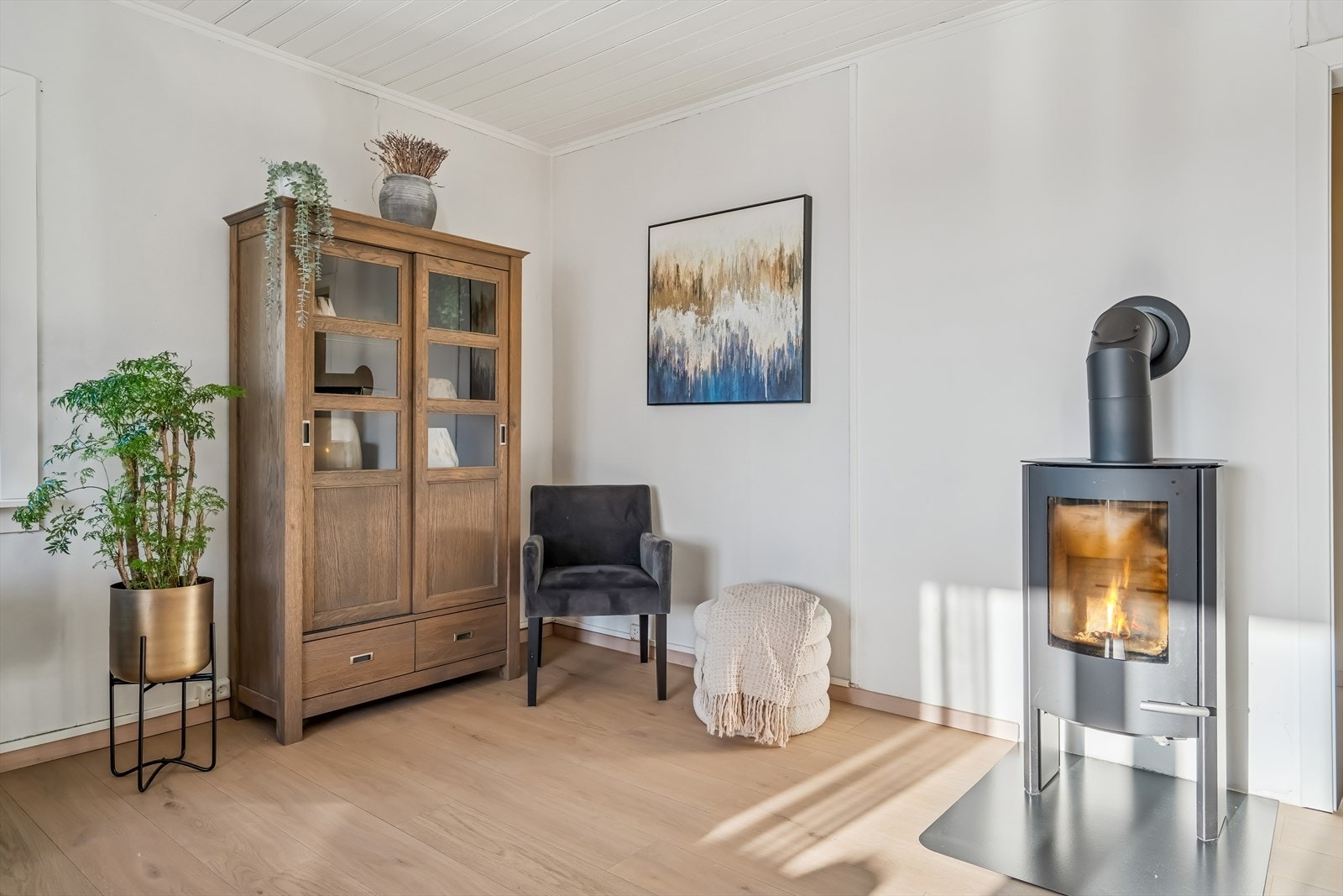 Stuen har nyere peisovn Galleribilde