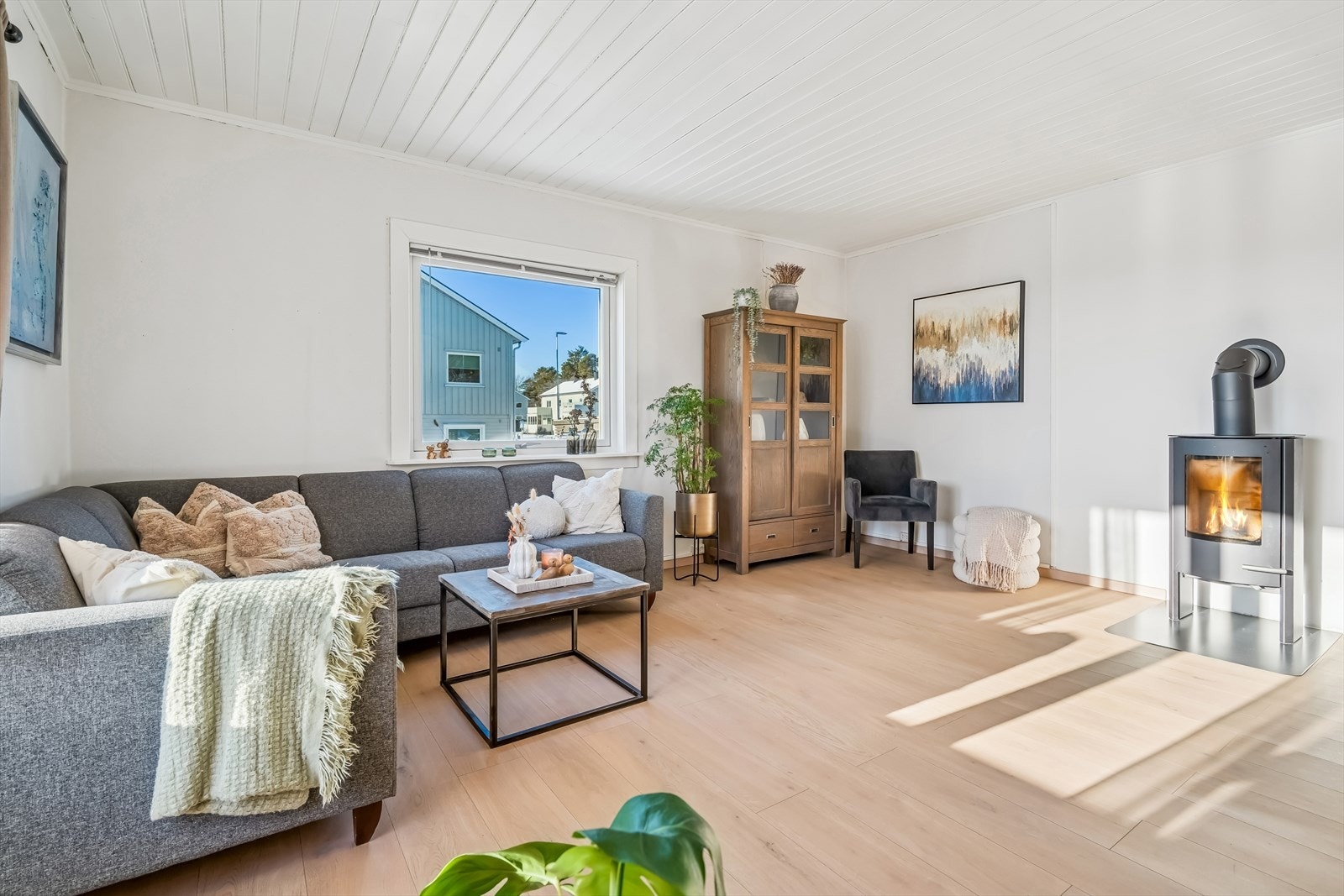 Stuen har flere møbeleringsmuligheter og det er også mulig å plassere spisestue i rommet i tillegg til sofagruppe Galleribilde