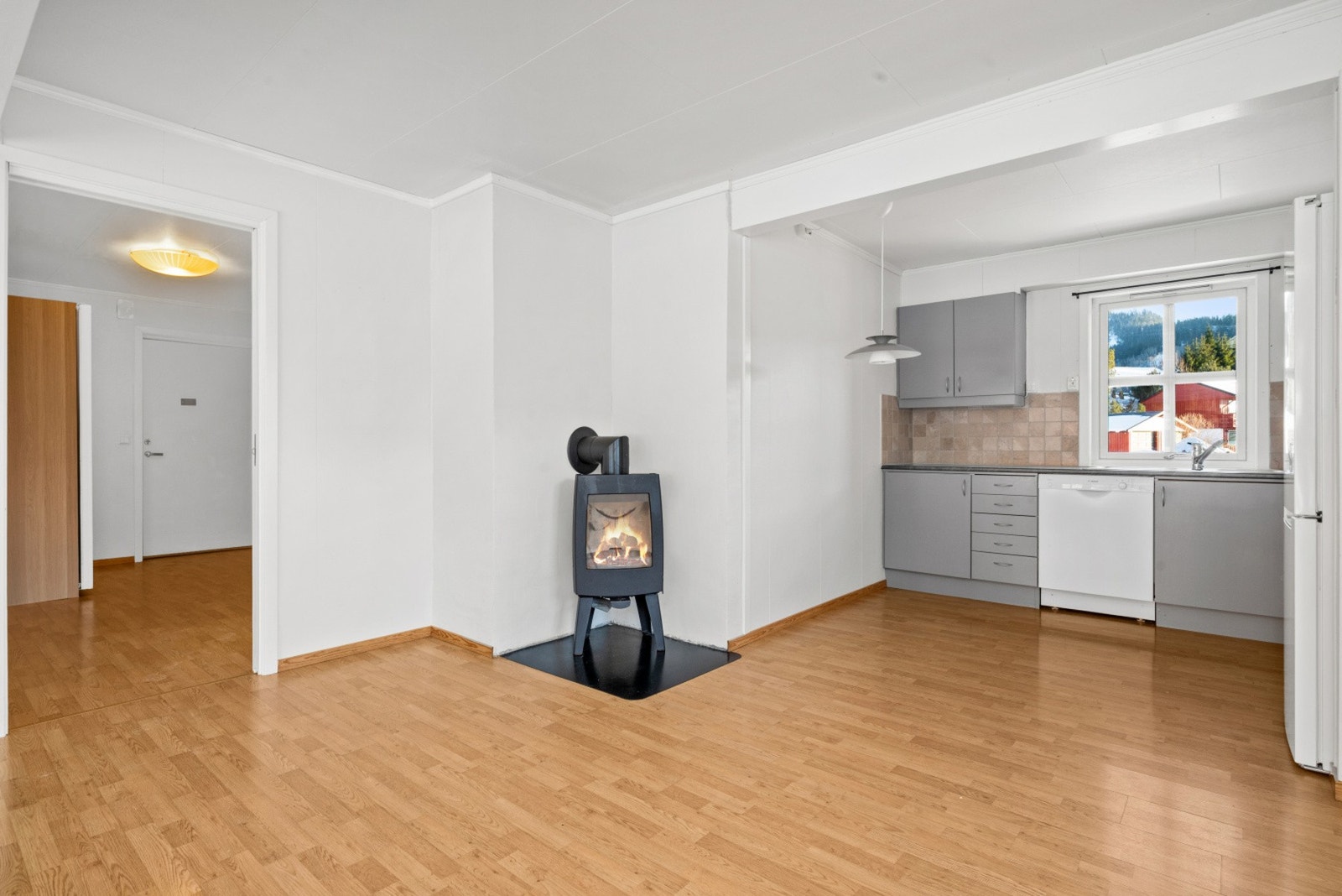 Leiligheten har vedfyring og panelovner som varmekilder. Galleribilde