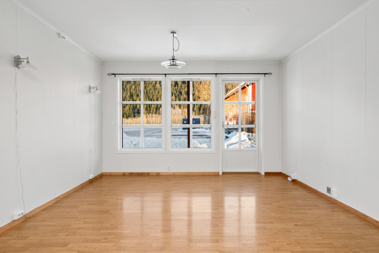 Det er utgang til terrasse fra stuen. Galleribilde