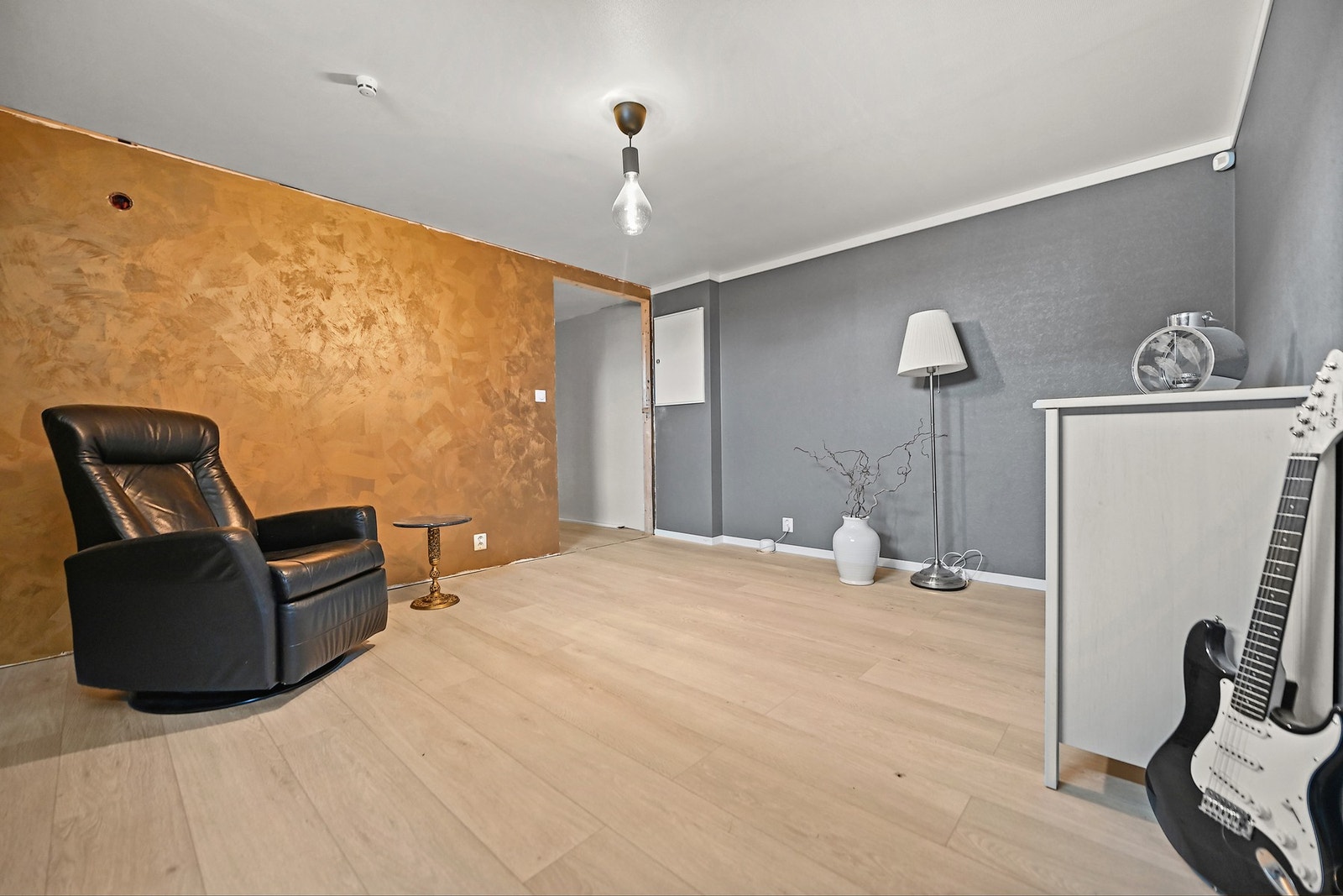 Innredet rom i kjeller, har vært benyttet som tv-stue (ikke godkjent oppholdsrom) Galleribilde