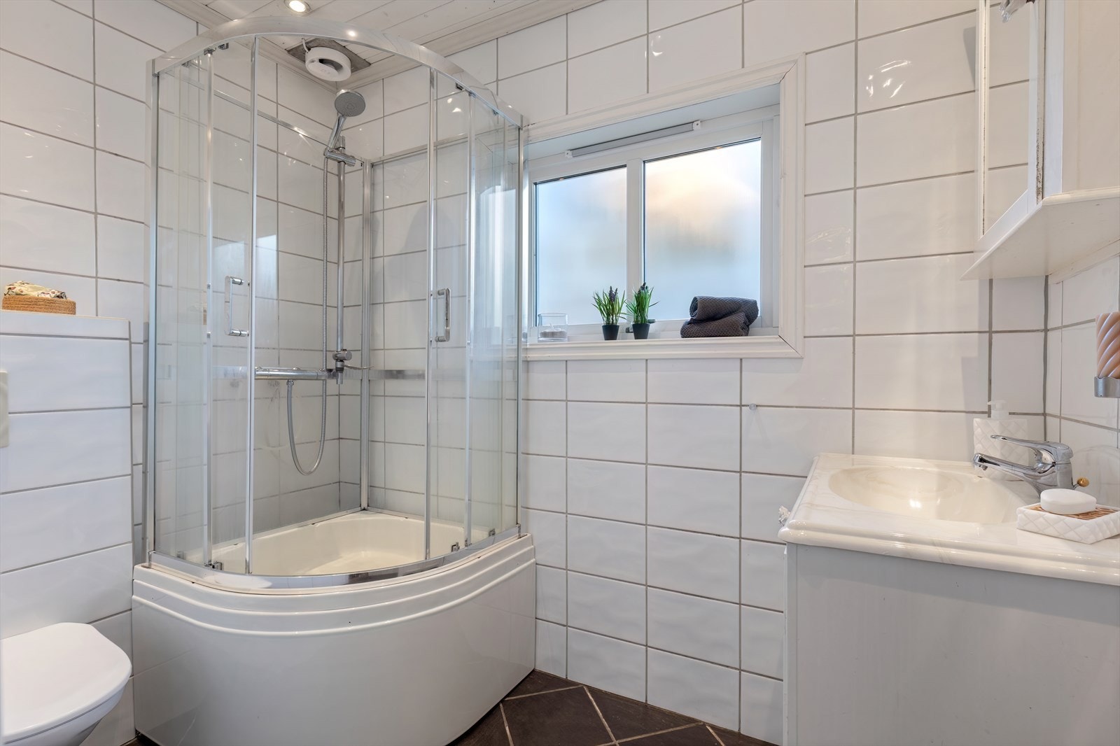 Bad 1.etg. -flislagt med varme Galleribilde