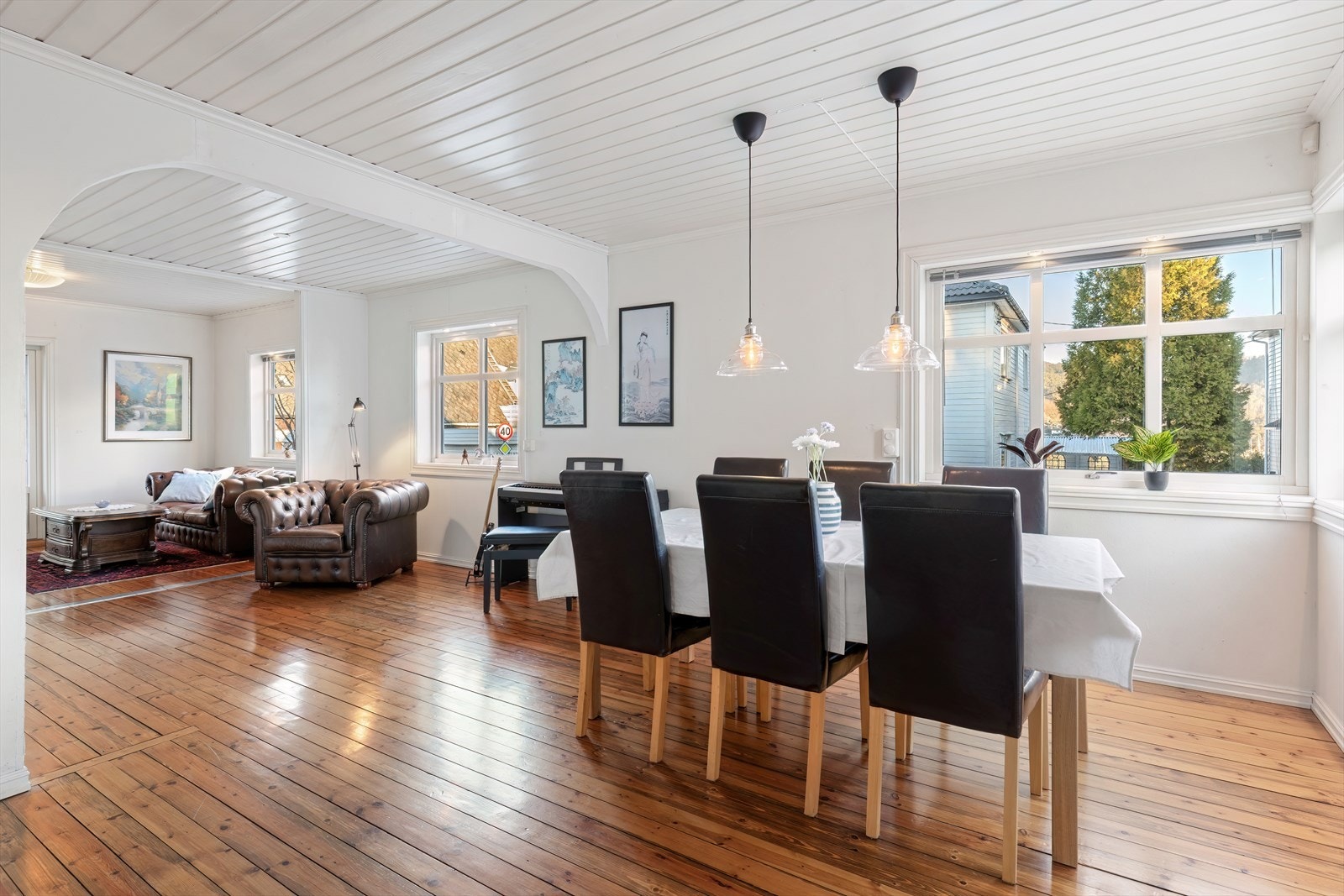 Stue - romslig med flere innredningsmuligheter Galleribilde