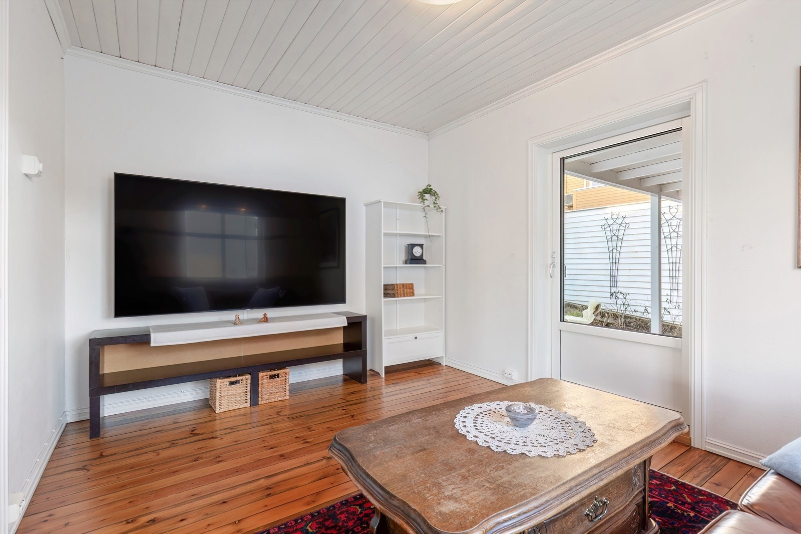 TV - Stue - utgang til terrasse og hage Galleribilde