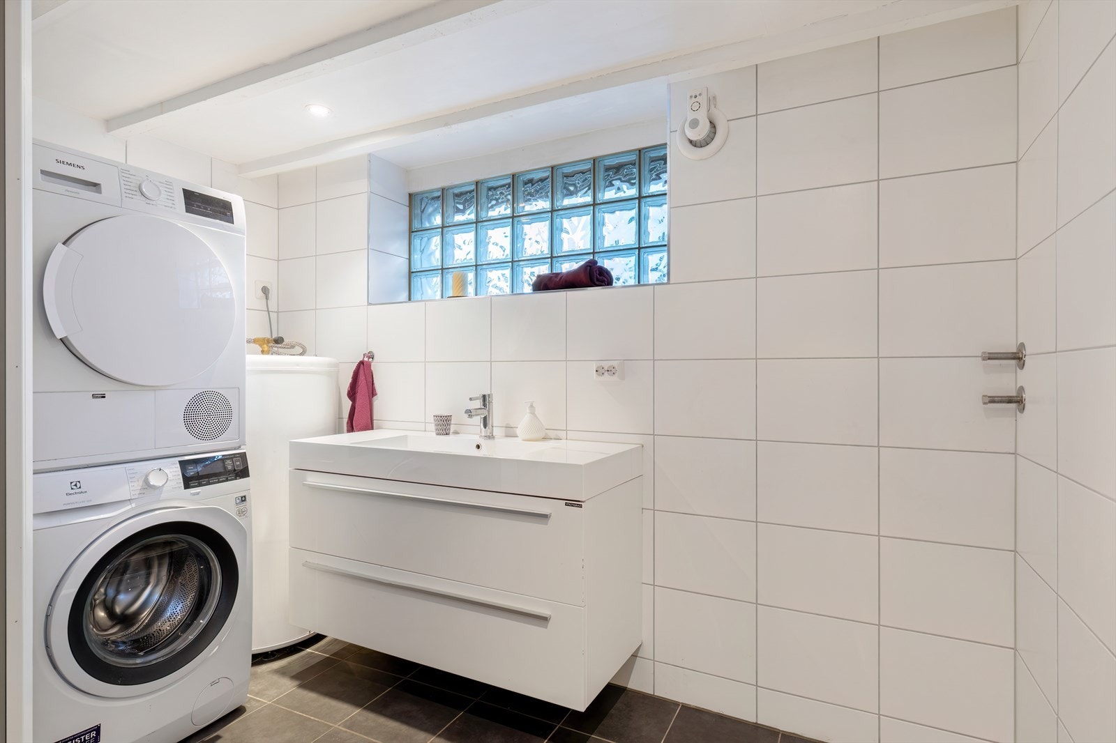 Bad kjeller - flislagt og moderne Galleribilde