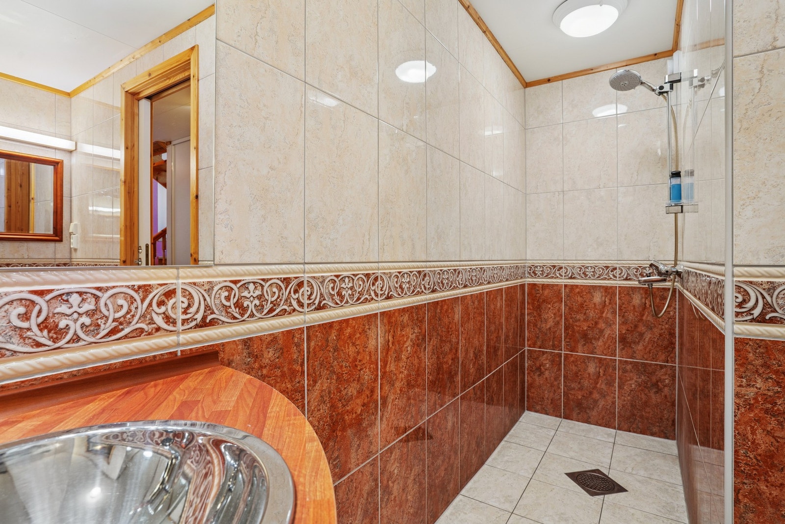 Bad i underetasje. Galleribilde