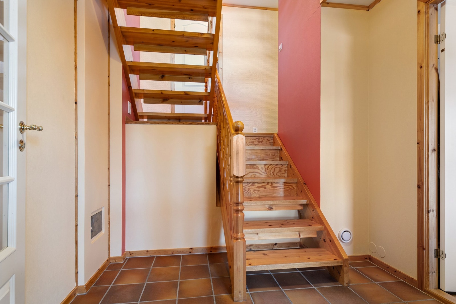 Trappeoppgang fra underetasje og inngangsparti. Galleribilde