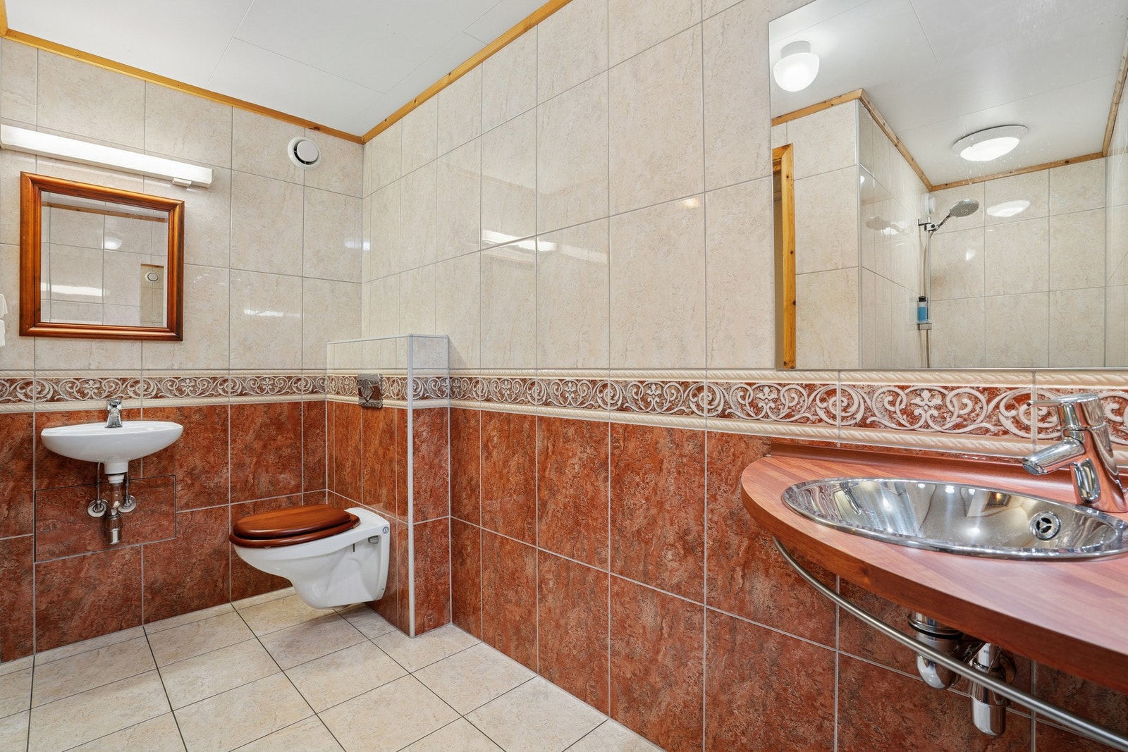 Bad i underetasje. Galleribilde