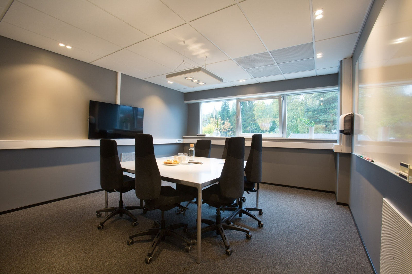 Moderne møterom med 72" Tv skjerm og stor white board tavle Galleribilde