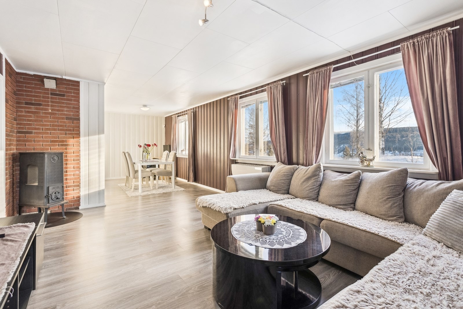 Stor og romslig stue som er malt i fine og moderne farger Galleribilde