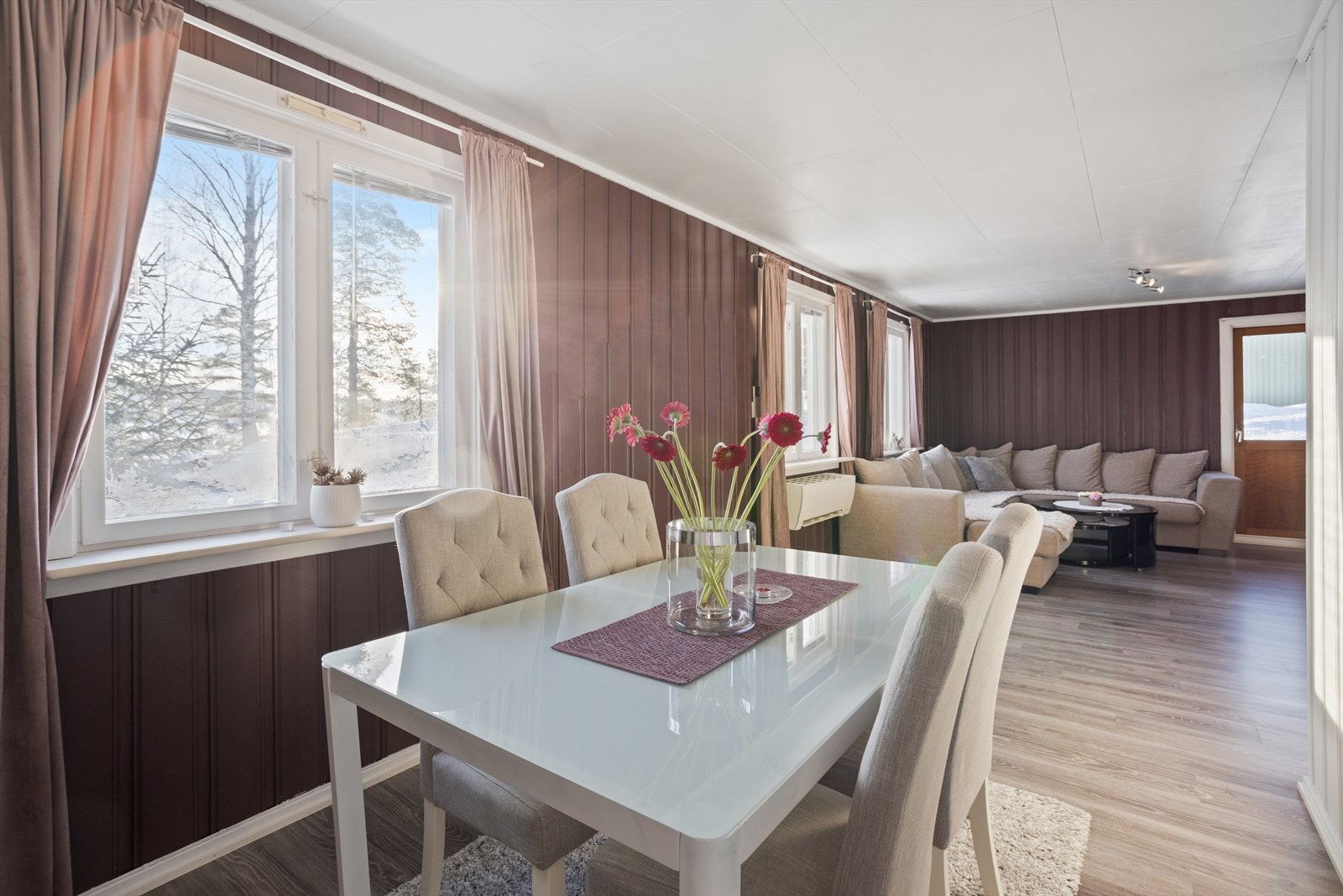 Stuen har store vindusflater som gir godt med lys inn i rommet. Galleribilde