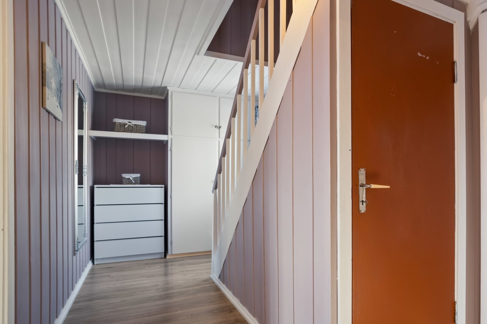 Gangen har fine oppbevaringsmuligheter Galleribilde