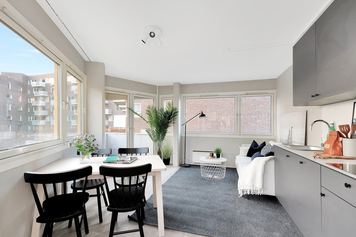 Flott 2-roms leilighet med gode lysforhold og moderne kjøkken som inkluderer kjøleskap, komfyr, koketopp og oppvaskmaskin. Galleribilde