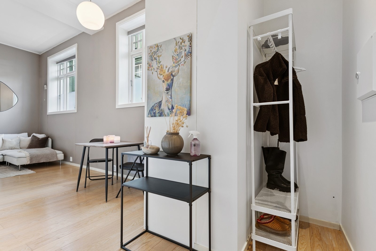 Åpen planløsning med en lys og innbydende entré - nisje med plass til oppbevaring av yttertøy Galleribilde