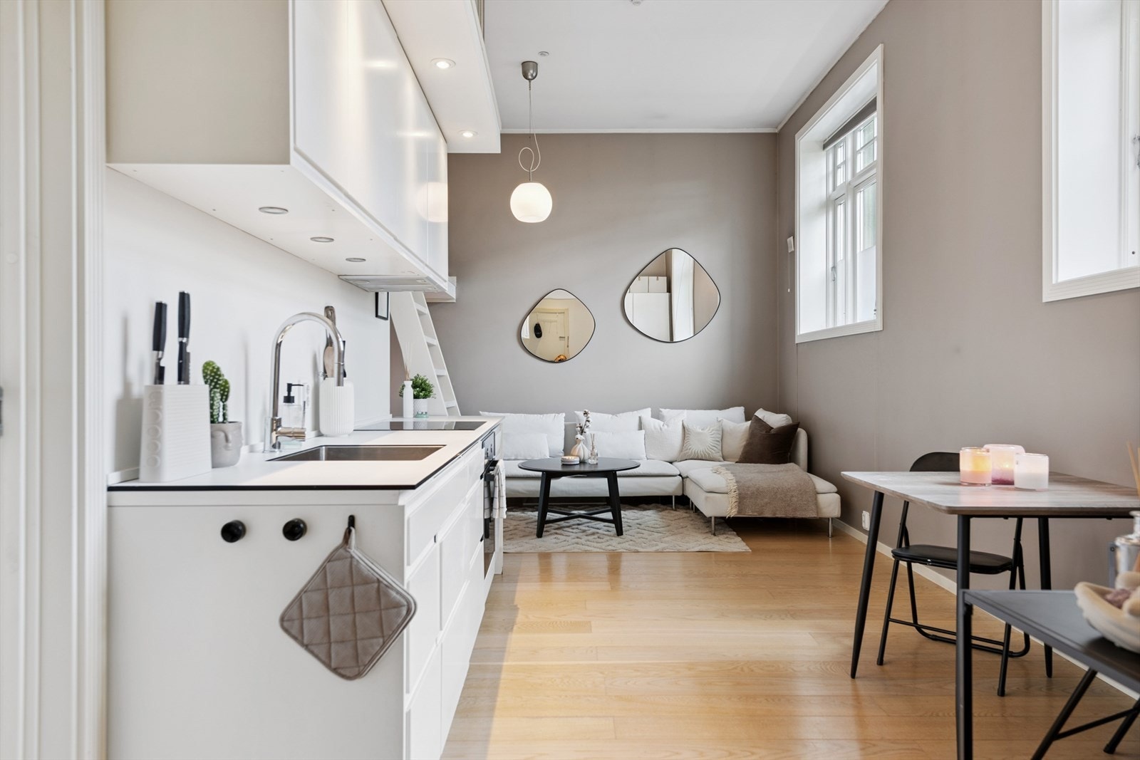 Kjøkkenet er en integrert del av det sosiale allrommet med gjennomgående parkettgulv. Sjekk takhøyden! Galleribilde