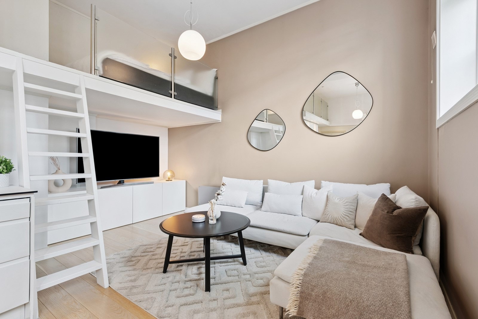 Leiligheten fremstår med et stilig fargevalg og praktiske løsninger Galleribilde