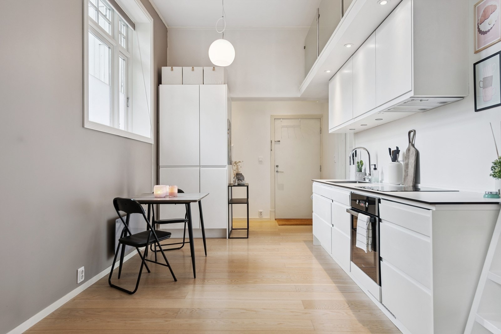 God plass til spisebord i tilknytning til kjøkkenet, skjermet fra direkte innsyn under måltidene Galleribilde