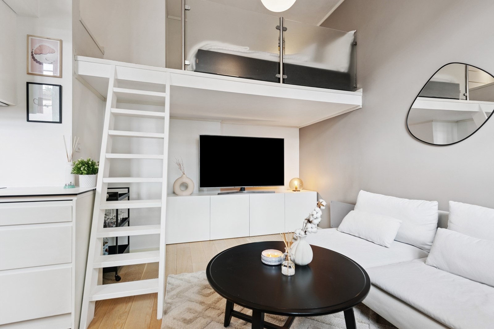 Smart utnyttelse av takhøyden med en praktisk hems for soveplass. Grunnet ingen rømningsvei samt lav takhøyde er hemsen ikke godkjent til varig opphold Galleribilde