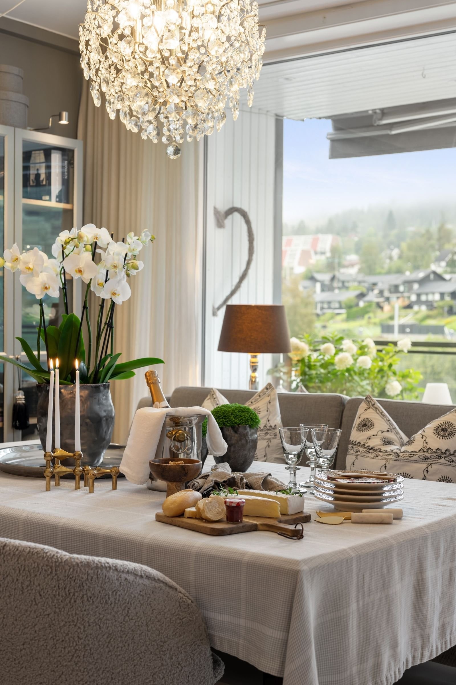 Stor og hyggelig spiseplass med vakker utsikt over Vardåsen og Bondivann. Galleribilde