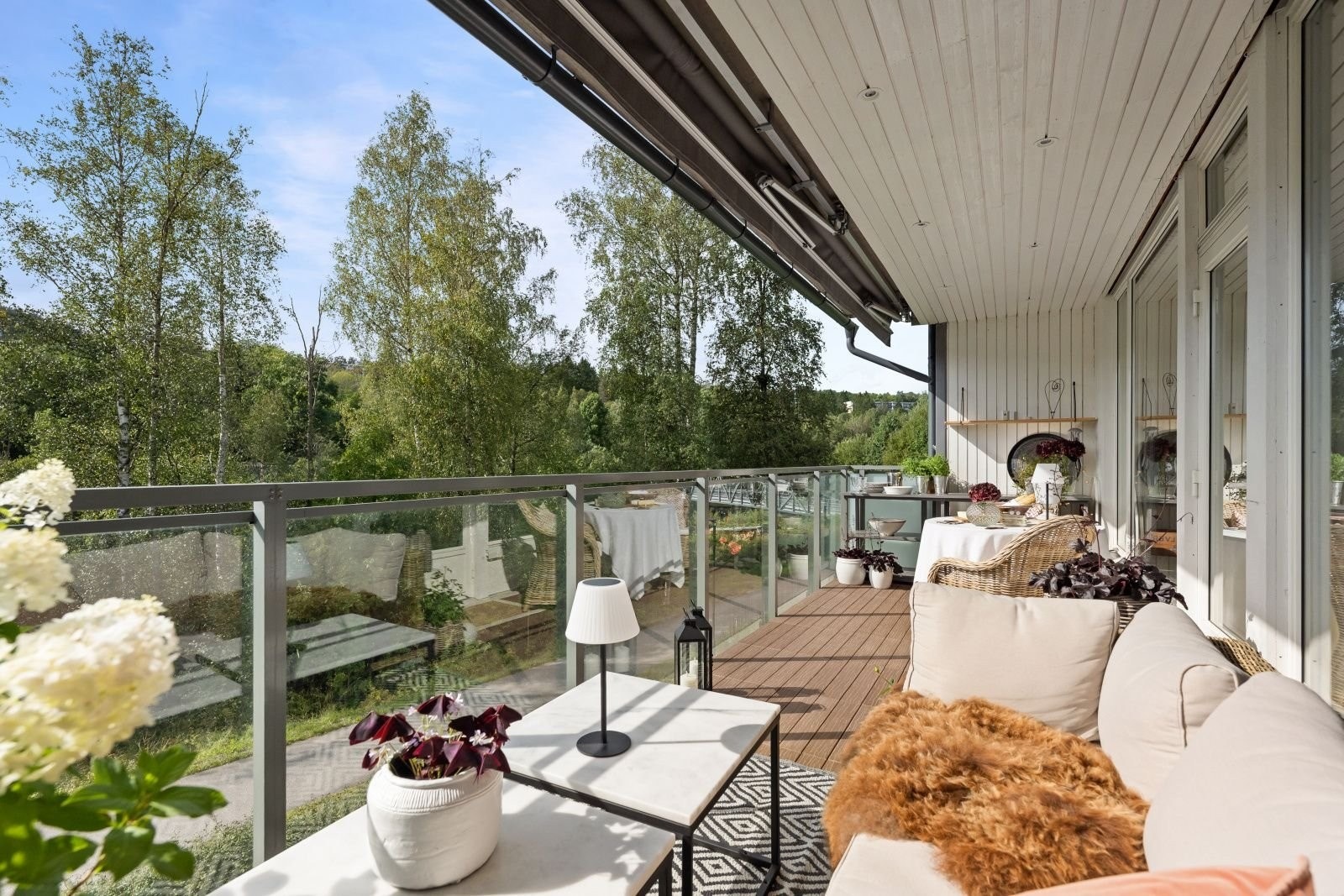 Deilig uteplass med loungemøbler, spisebord og utekjøkken med grill. Galleribilde