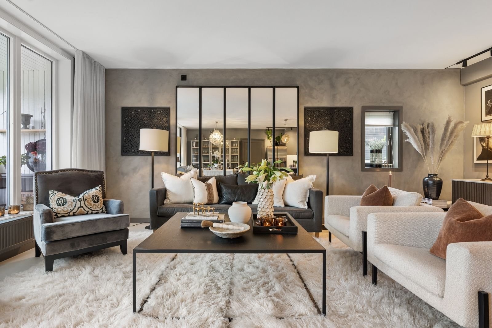 God plass til salong med fantastisk utsikt gjennom store panoramavinduer i front. Galleribilde