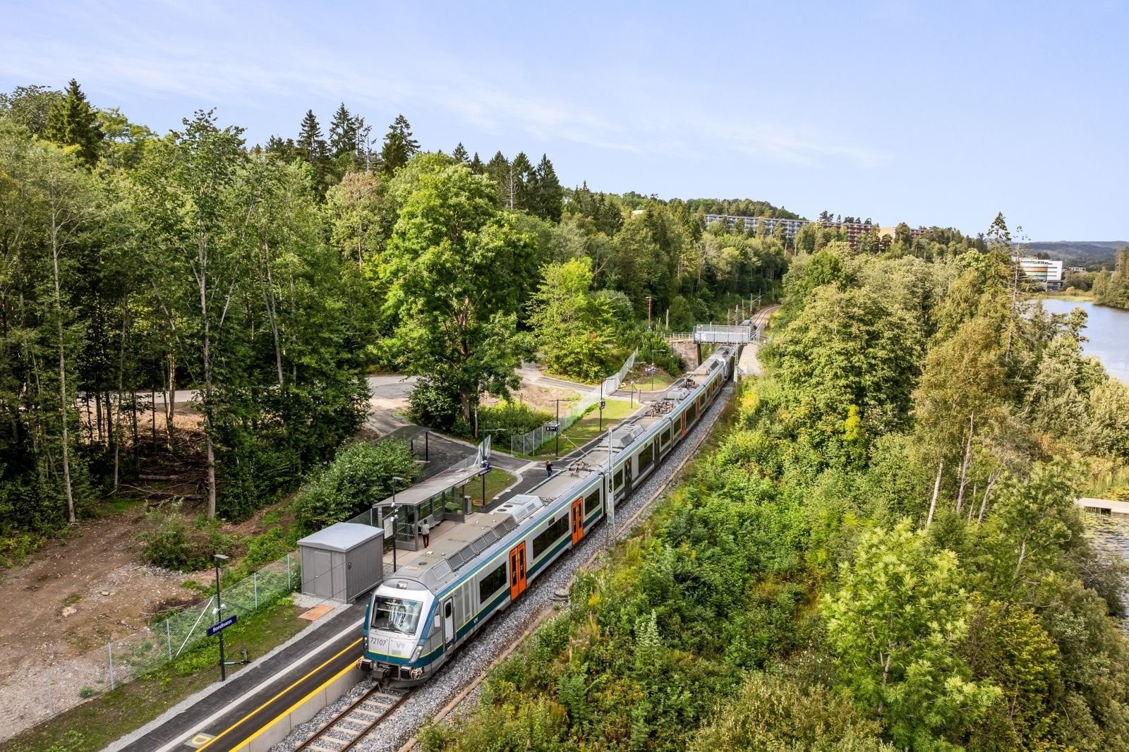 Bondivann stasjon i umiddelbar nærhet til Bondistranda, kun en holdeplass fra Asker sentrum, og direkte tog inn til Oslo Galleribilde