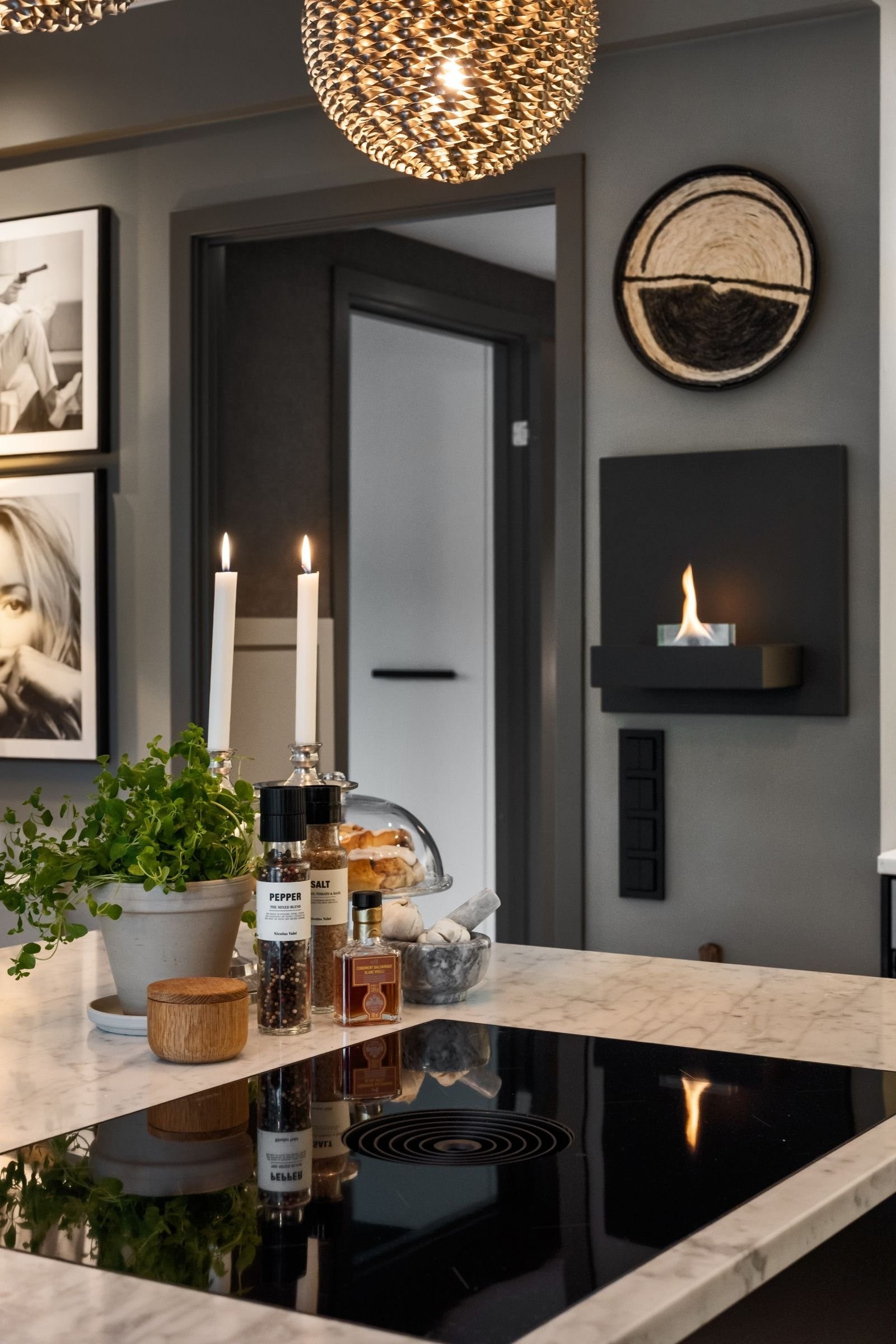 Detalj sett fra kjøkken. Hele allrommet samt overskap i kjøkkeninnredning er malt i samme farge, noe som gir et sofistikert inntrykk. Underskap og kjøkkenøy er malt i en mørkere farge Galleribilde