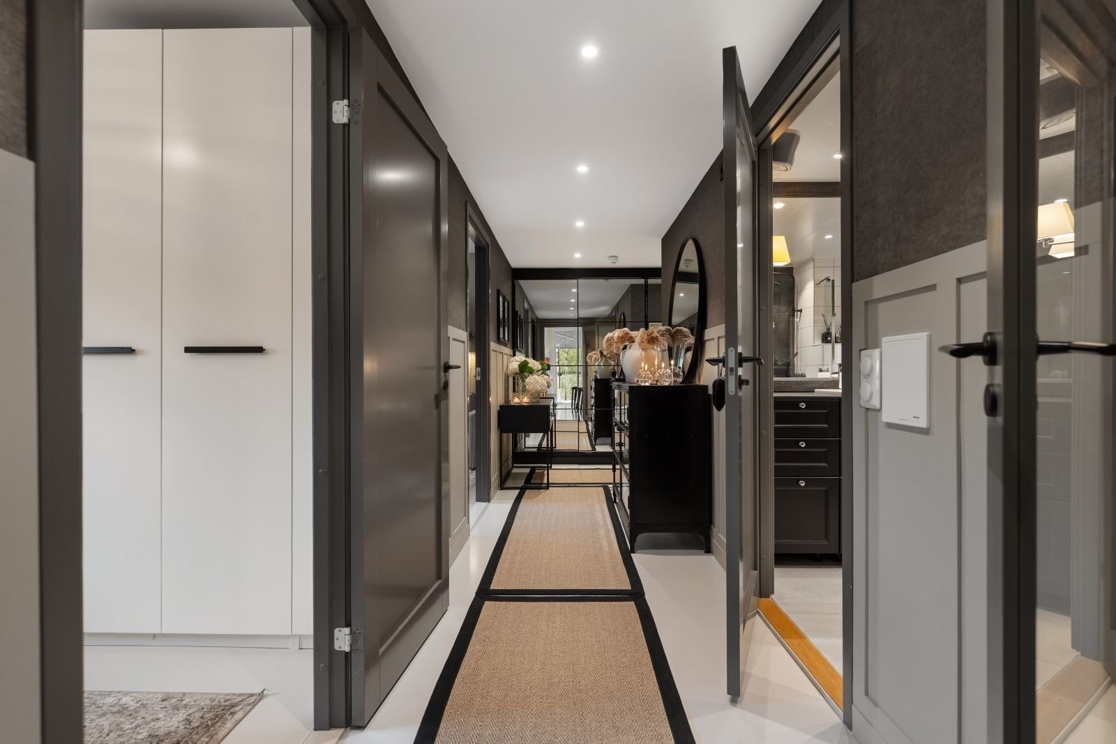 Gang sett fra stuen med moderne panel og tapet. Alle dører er skiftet ut og spraymalt i en varm gråtone. Det er montert downlights, noe som sikrer bedre lys og romfølelse Galleribilde