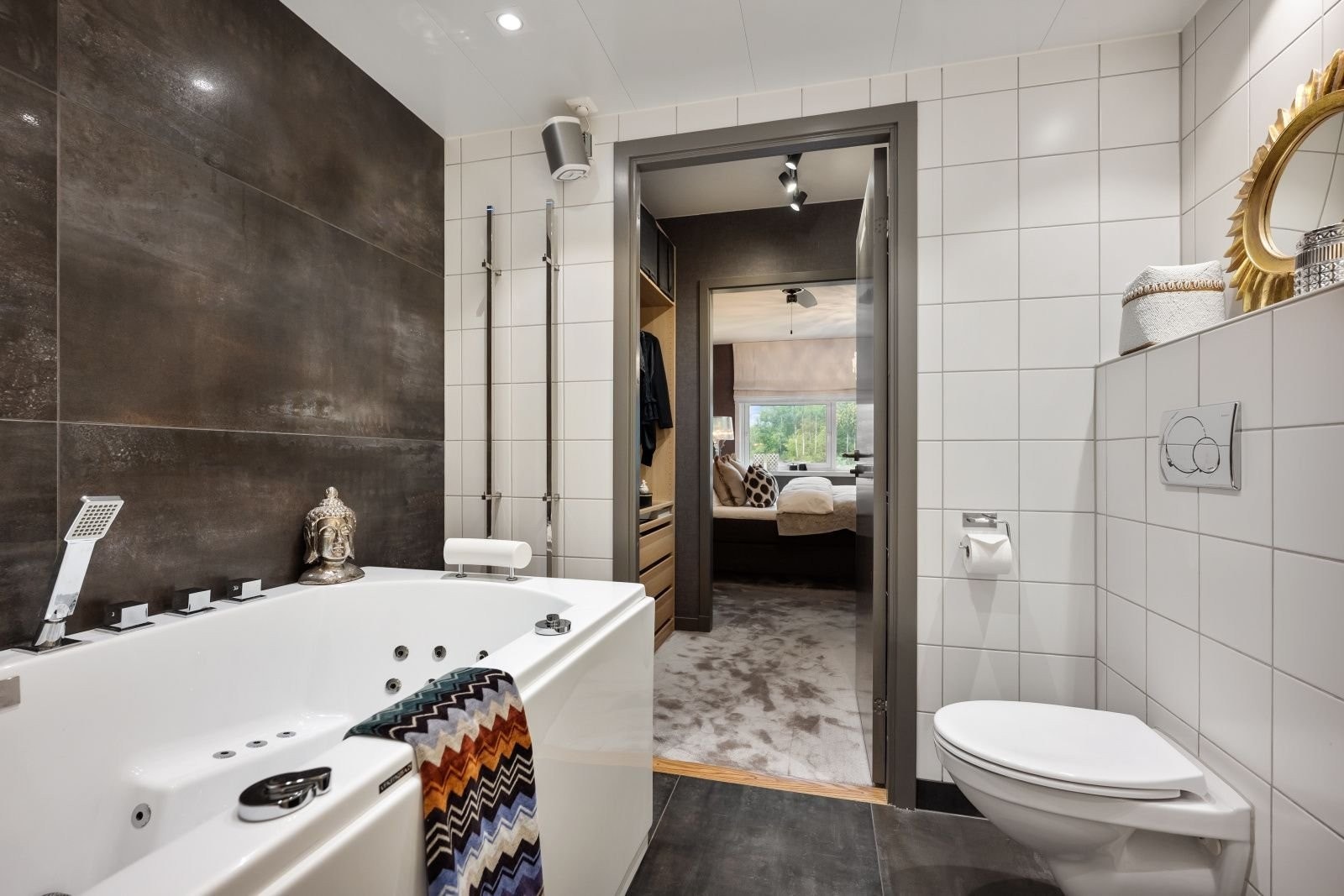 Badet har 2 eksklusive håndkleholdere, som varmer håndklærne dine. Deilig massasjebad, med plass til 2 personer. Galleribilde