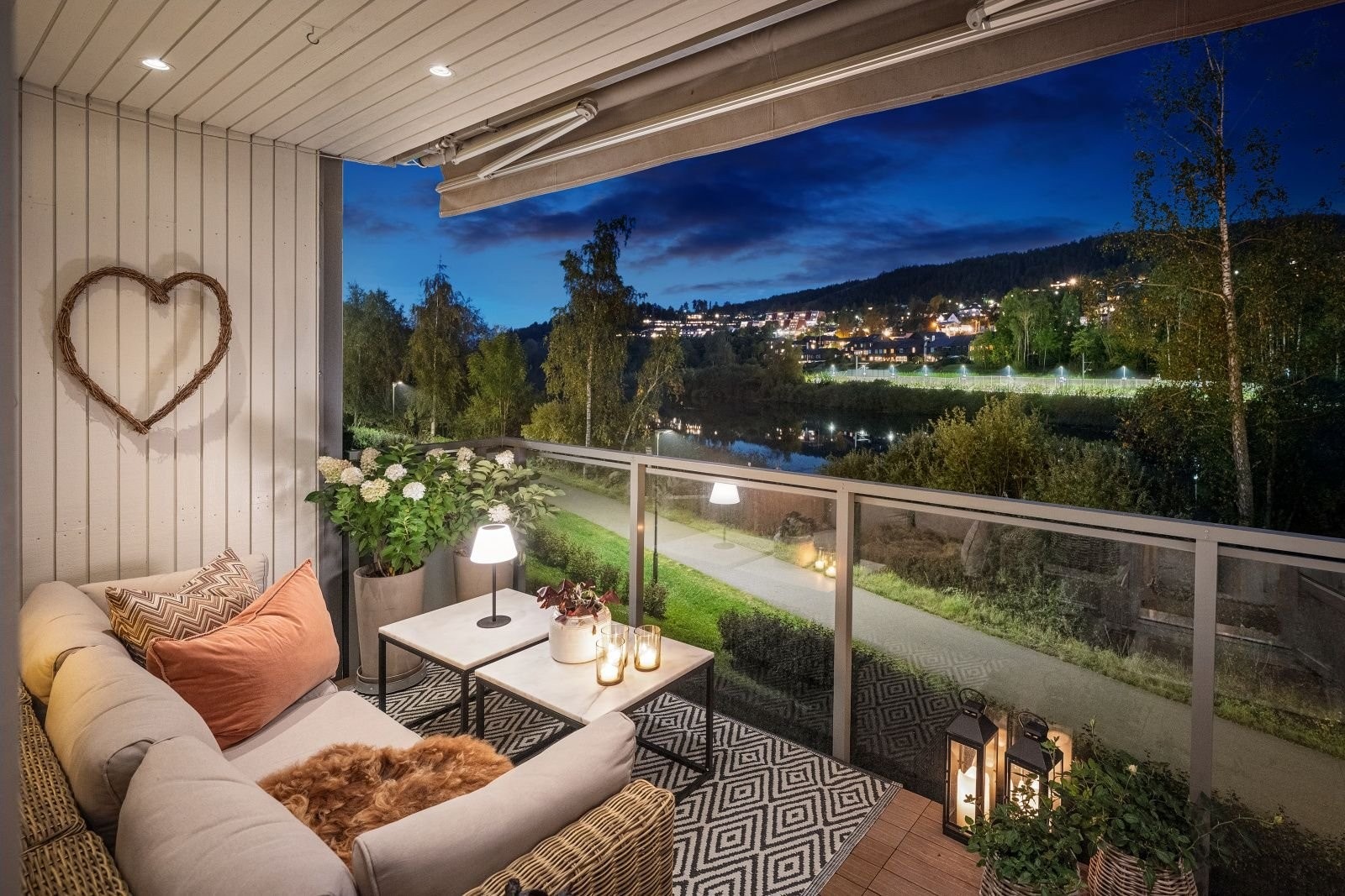 Veranda har fått panel og downlights, og gir lys på mørke høst- og vinterkvelder. God stemning. Galleribilde