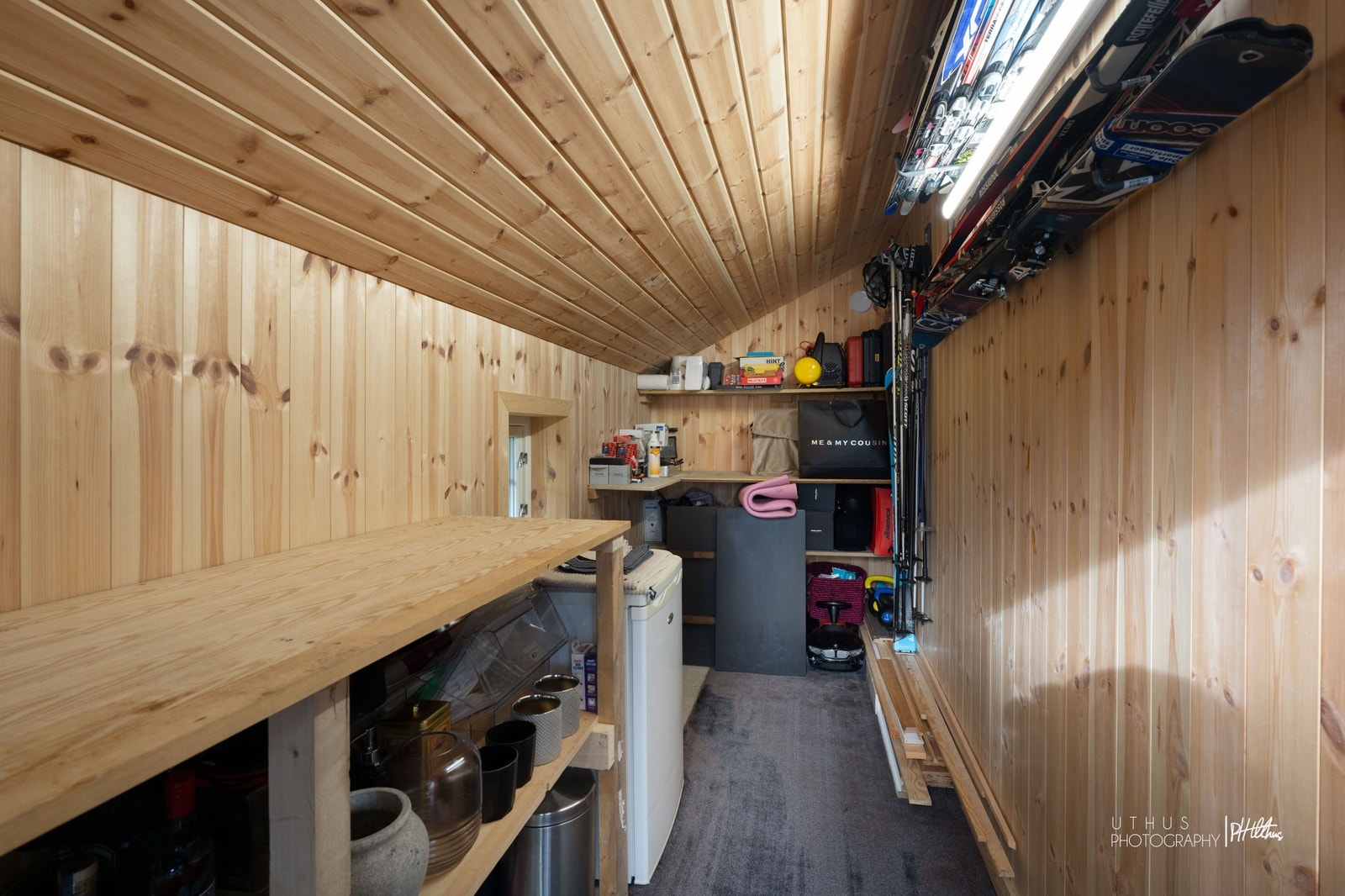 Stor innvendig sportsbod med egen utgang – ideelt for ski og utstyr Galleribilde