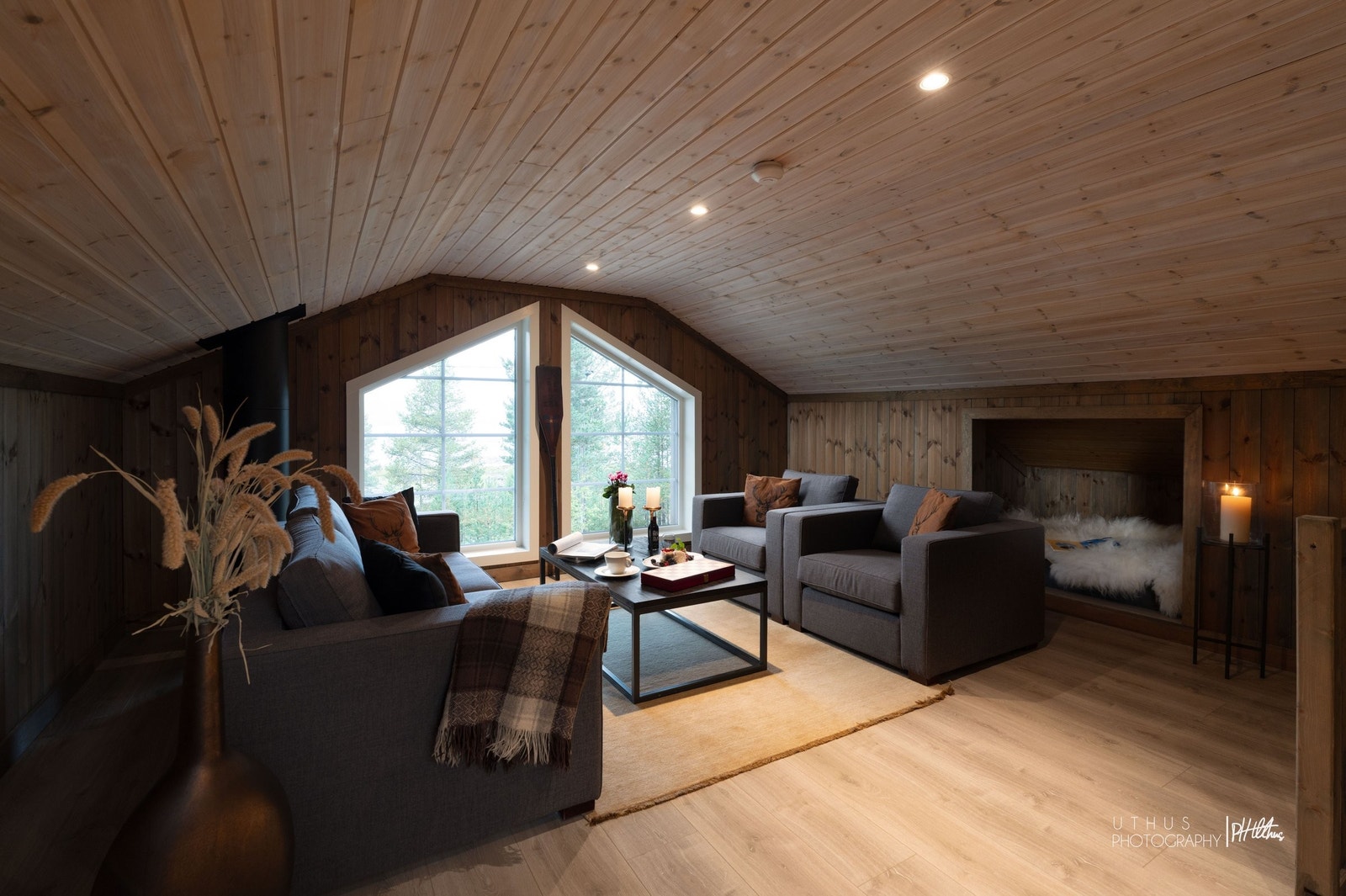 Loftsstue med god takhøyde - her kan barna spille og leke. Koselig alkove for overnatting Galleribilde