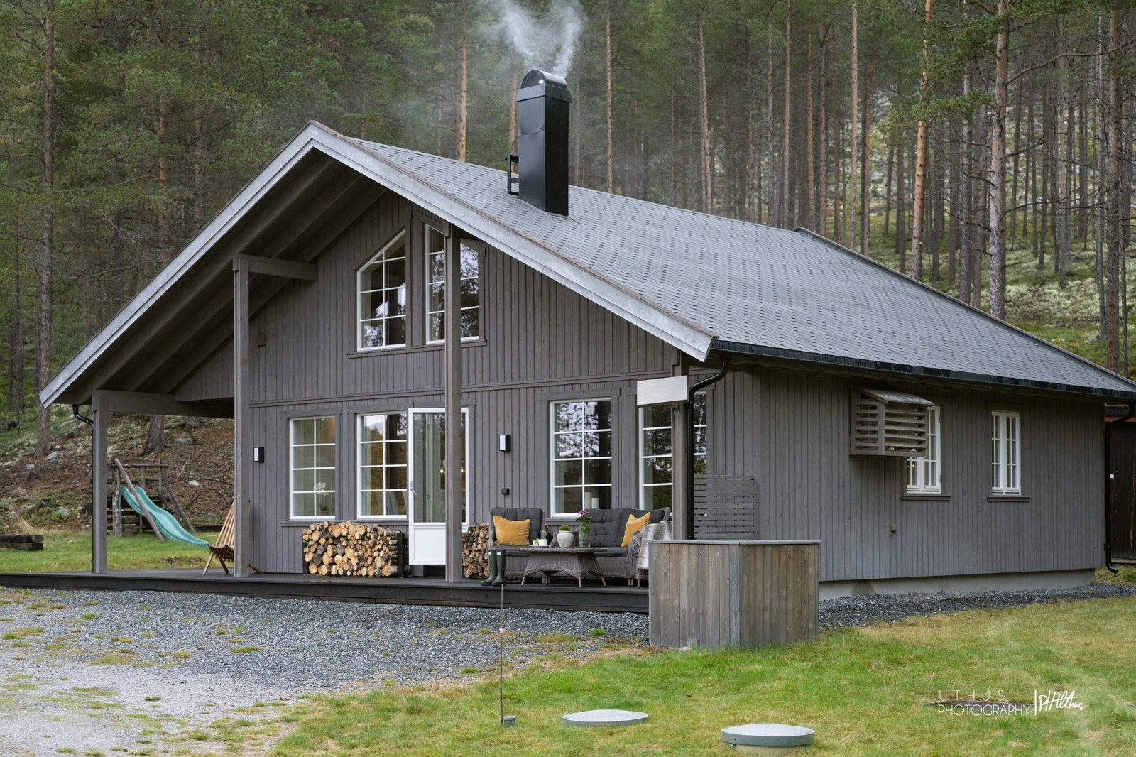 En moderne og sjarmerende hytte – i ett med naturen.
Her venter frisk fjelluft, stillhet og ro, året rundt. Galleribilde