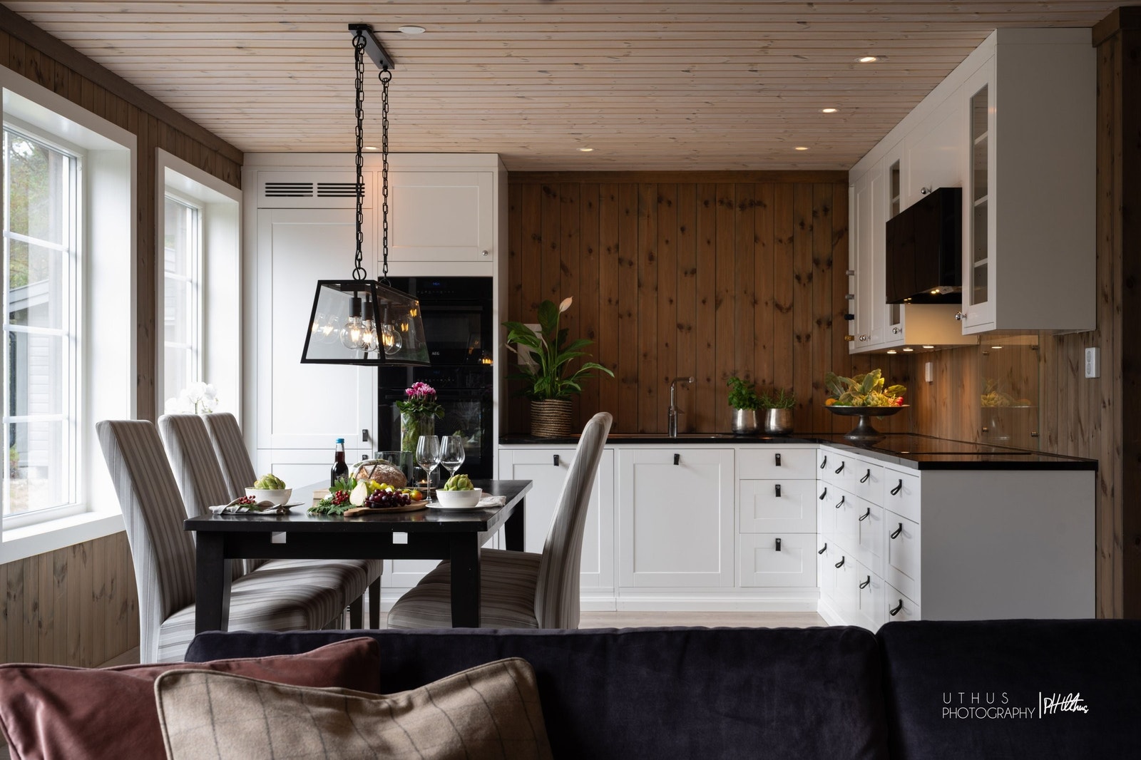 Stilrent Strai Rosendal-kjøkken i åpen løsning mot stue og spiseplass Galleribilde