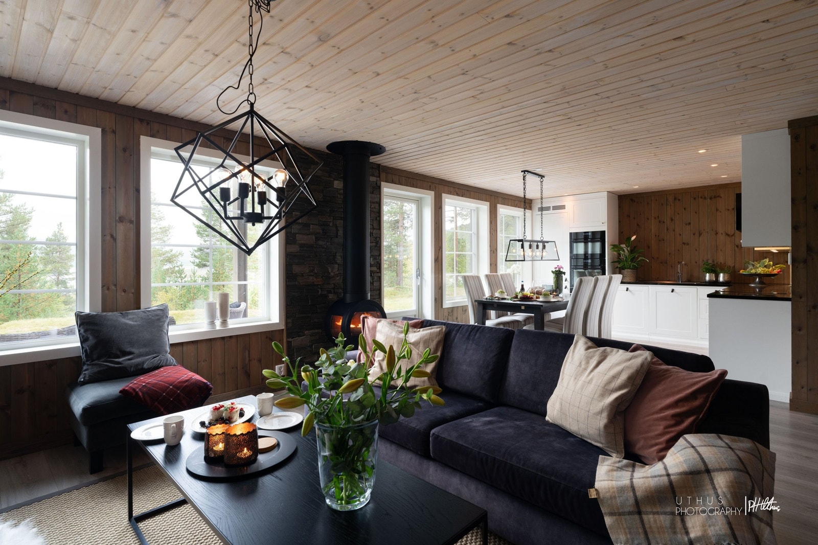 Åpen stue- og kjøkkenløsning med store vindusflater Galleribilde