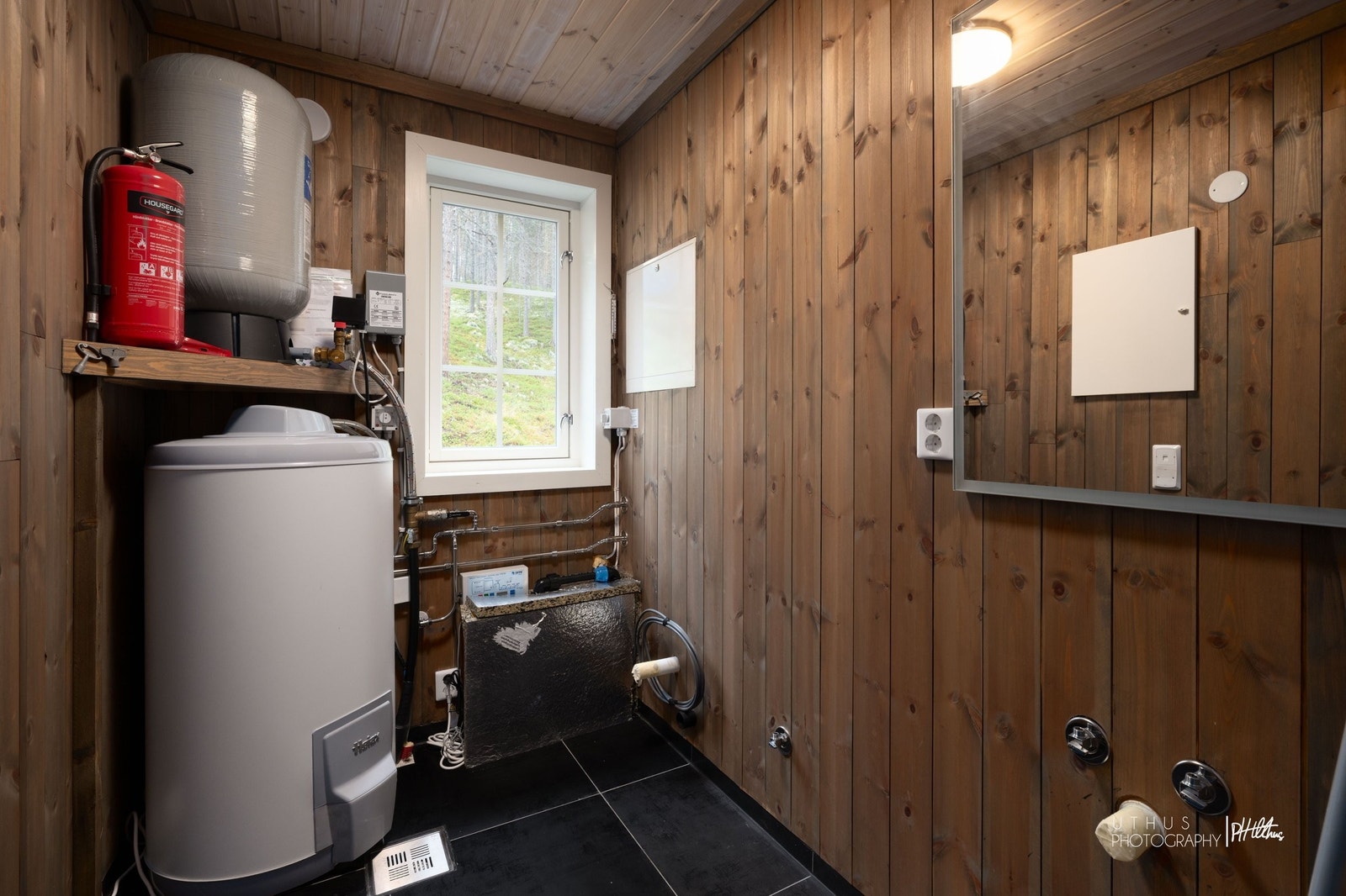 Innvendig teknisk rom/bod, tilrettelagt for ekstra toalett og servant Galleribilde