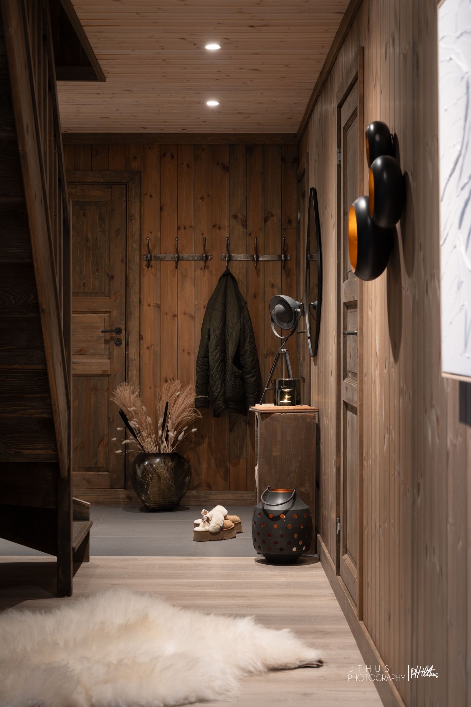 Praktisk og koselig entré med god plass til yttertøy.
Mørke fliser med gulvvarme. Galleribilde