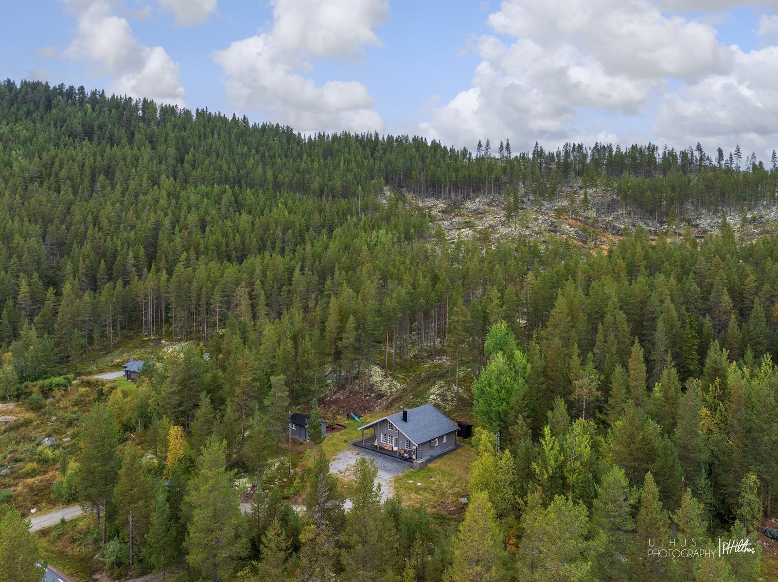 Det er god plass mellom hyttene i dette området. Stor boltreplass rundt hytta, med en praktisk garasje for bil eller båt Galleribilde