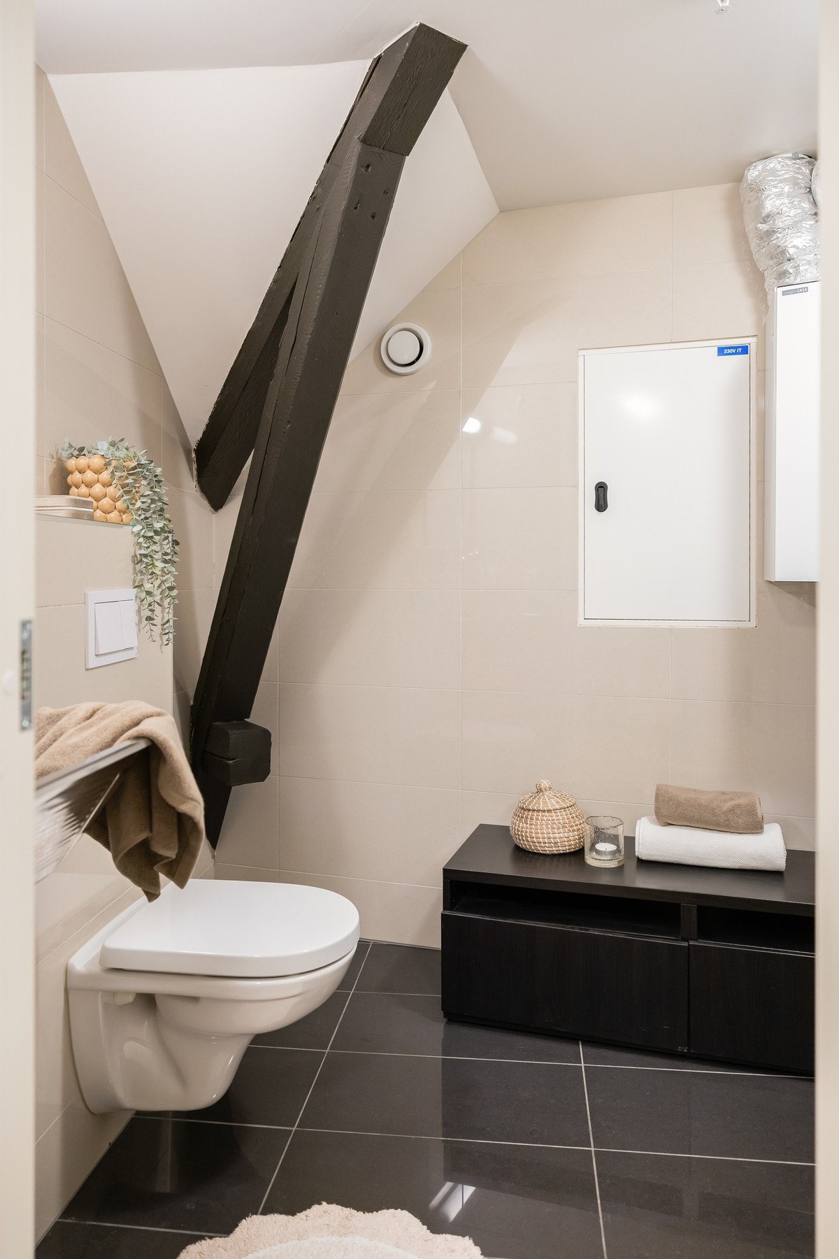 Leiligheten har eget gjestetoalett/vaskerom i lik stil som badet. Galleribilde