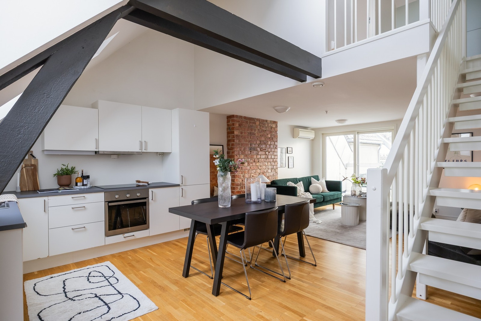 Leiligheten har en hovedetasje og en loftsetasje. Galleribilde