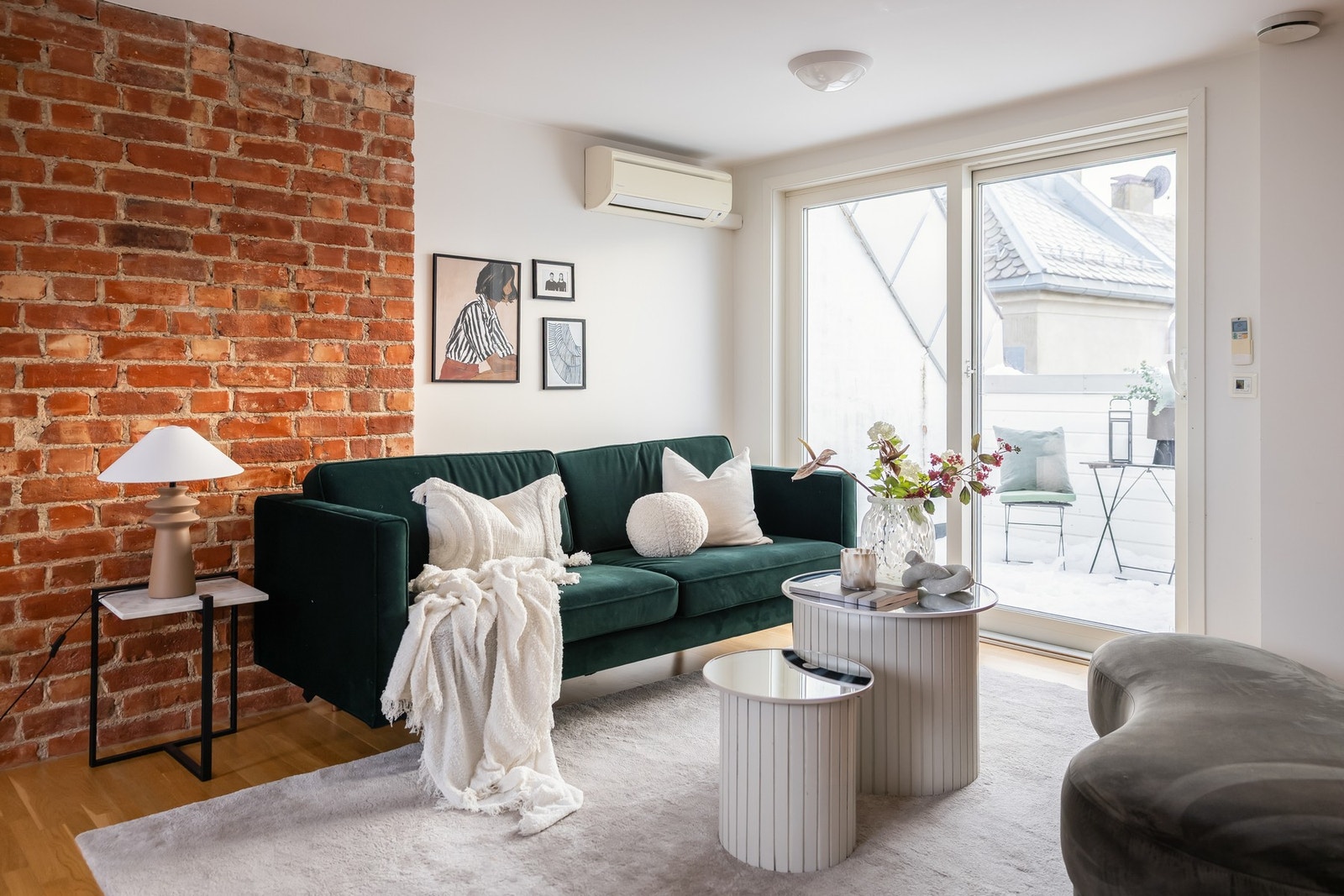 Privat balkong vendt ut mot rolig bakgård. Galleribilde