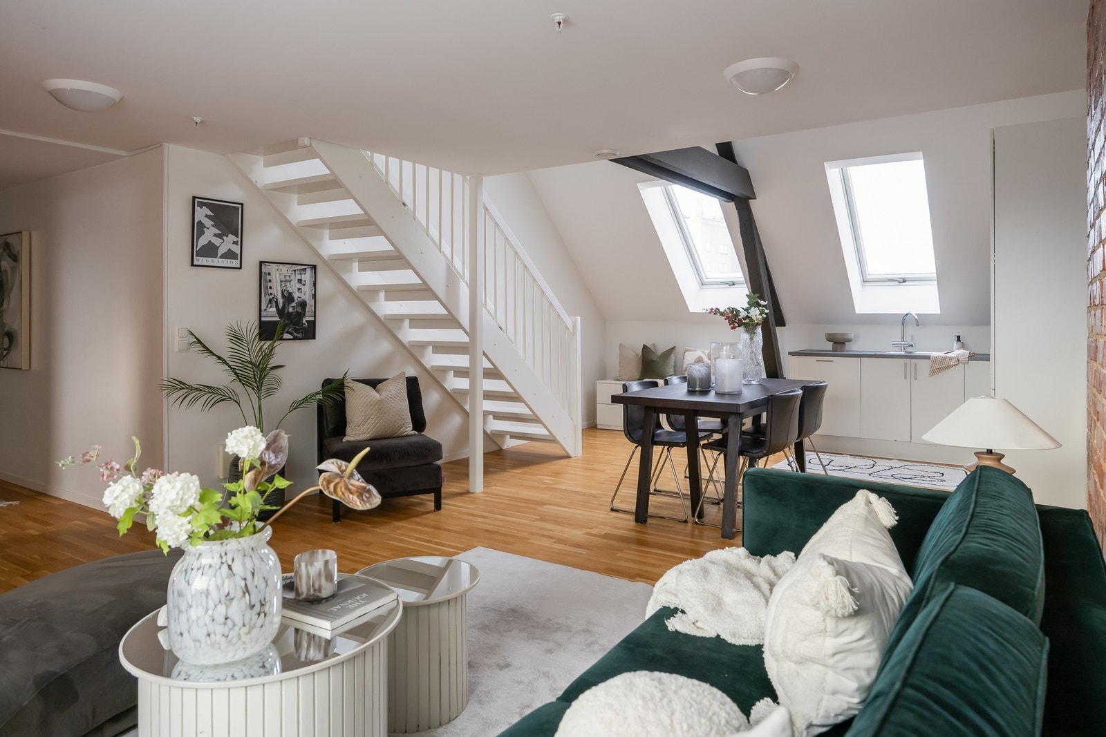 Kombinasjonen god takhøyde, synlige takbjelker og teglsteinselementer gir leiligheten et sjarmerende og fint uttrykk. Galleribilde